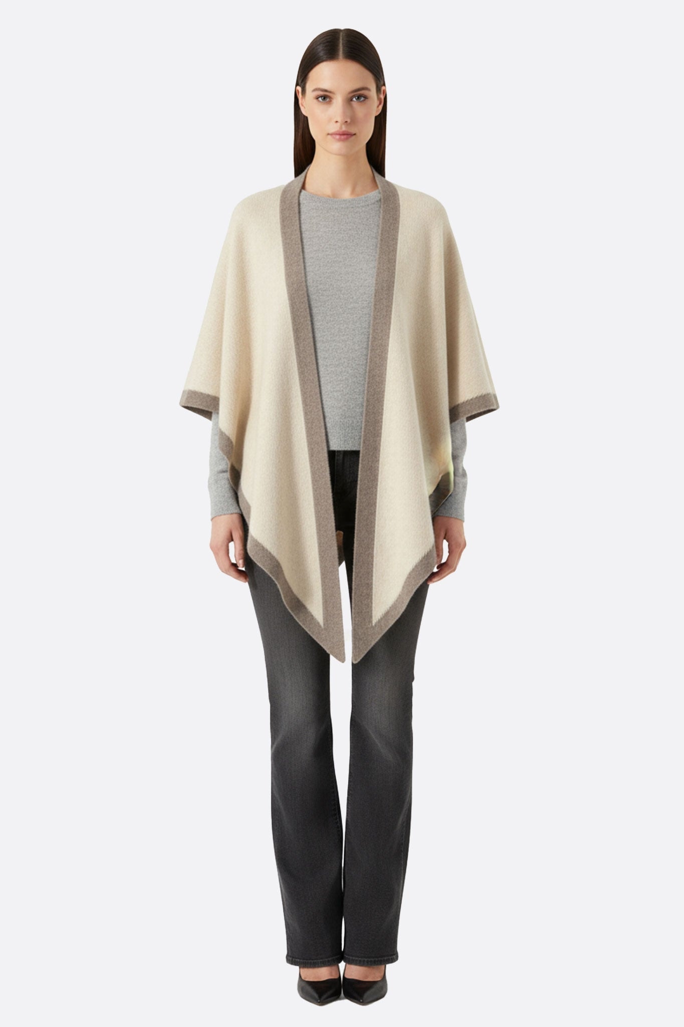 Poncho de cachemir beige con bandas topo, un accesorio cálido ideal para momentos elegantes por la noche o en el día a día.