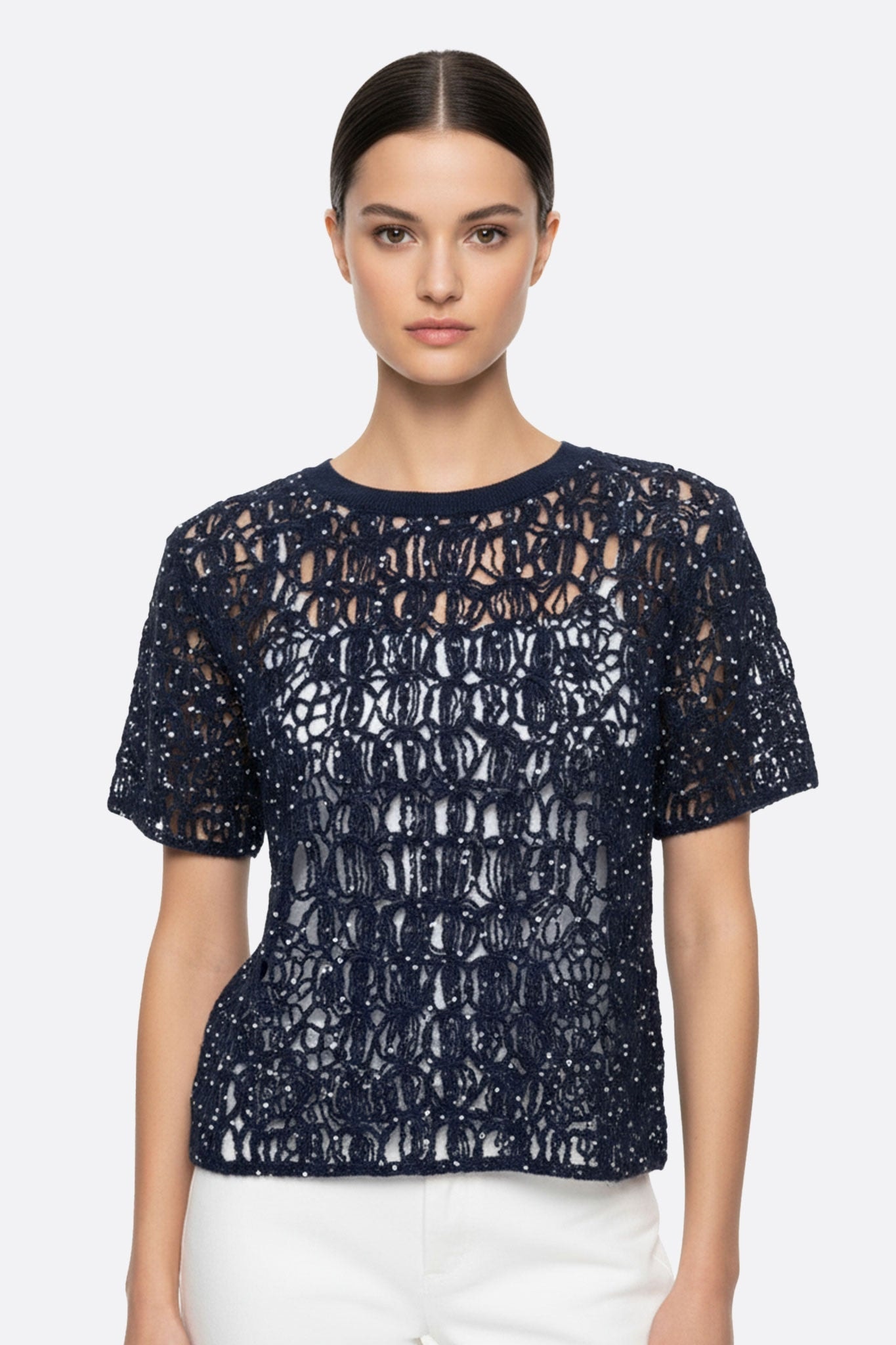 Pull bleu marine en maille ajourée de mohair et lurex, parfait pour une tenue raffinée lors d'une sortie ou au bureau.