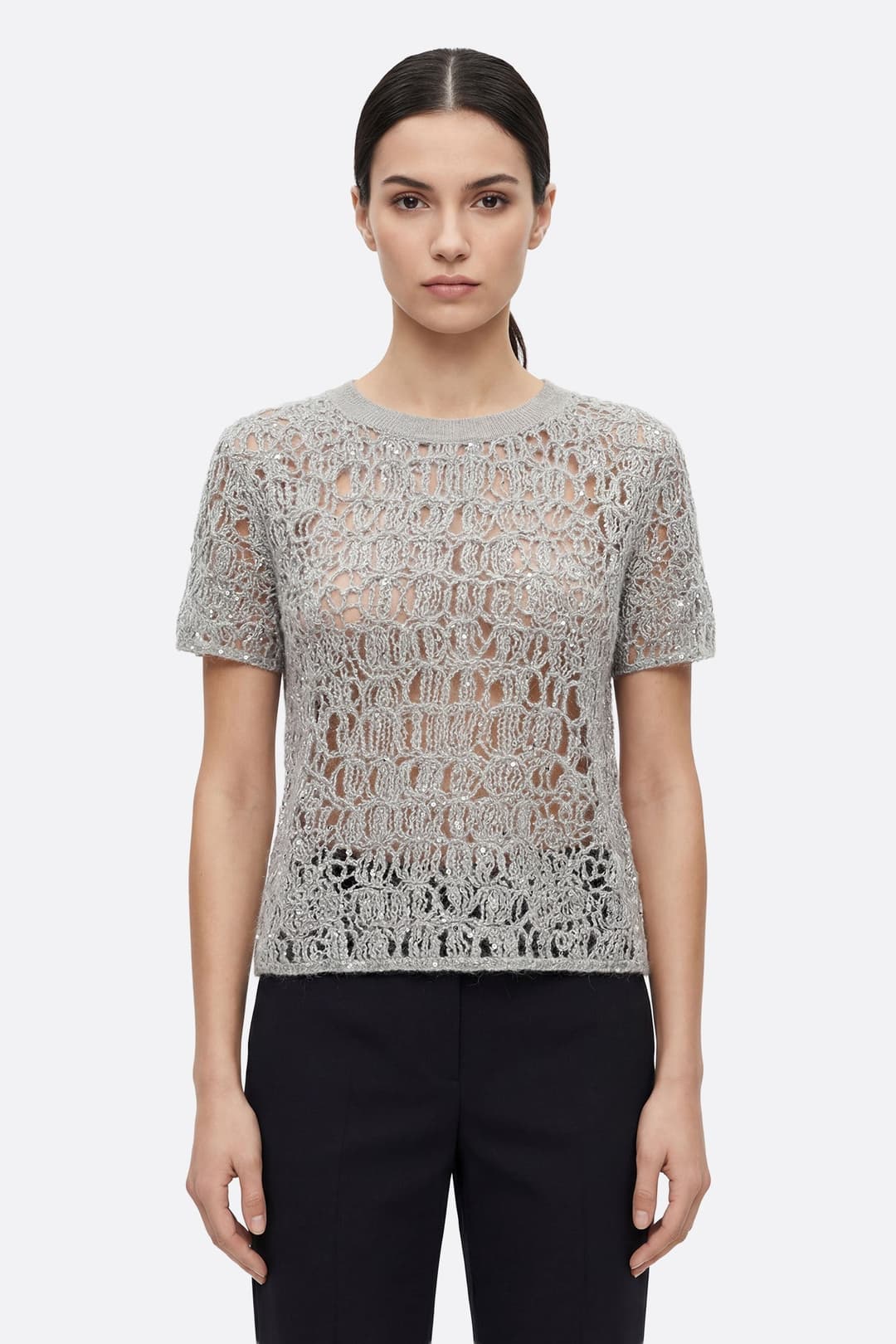 Pull gris perle en maille ajourée de mohair et lurex, à manches courtes, parfait pour un look chic en soirée.