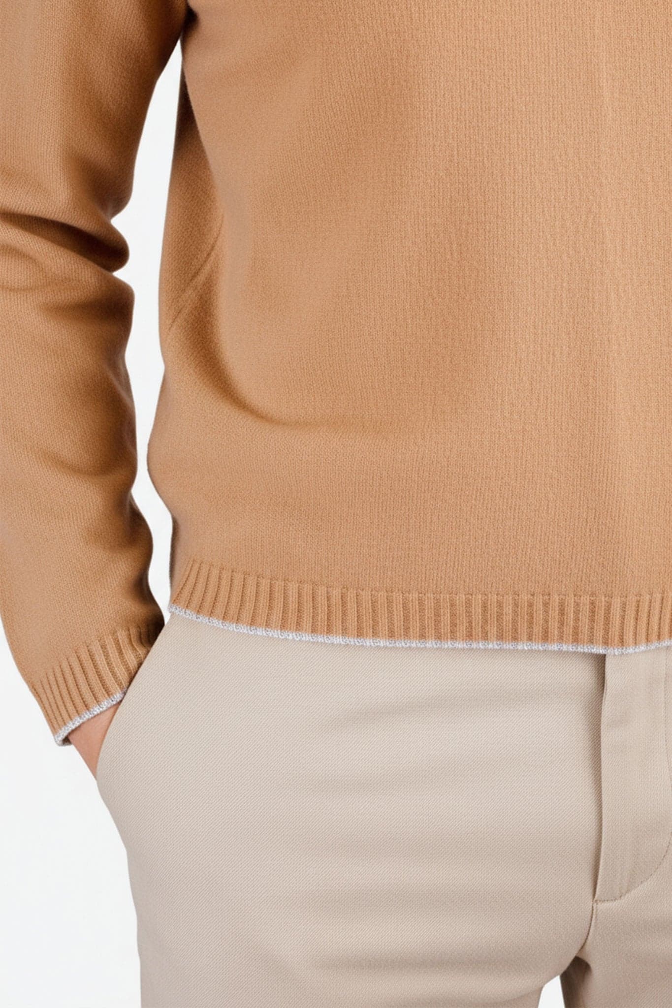 Détail du pull en laine mérinos et cachemire beige, montrant la texture douce et les finitions grises raffinées, idéal...