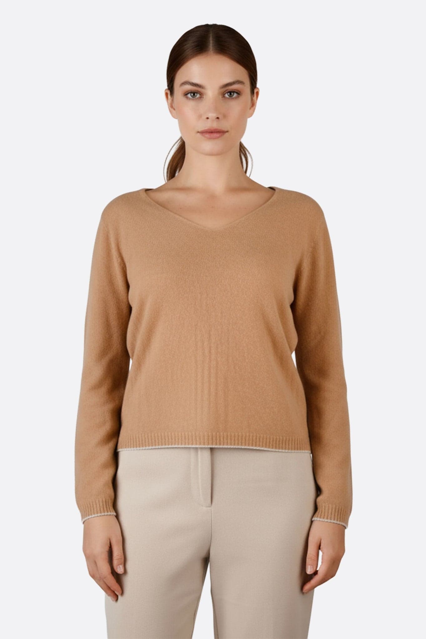 Maglione beige in lana merino e cashmere con finiture grigie, ideale per un look elegante e raffinato in ogni occasione.
