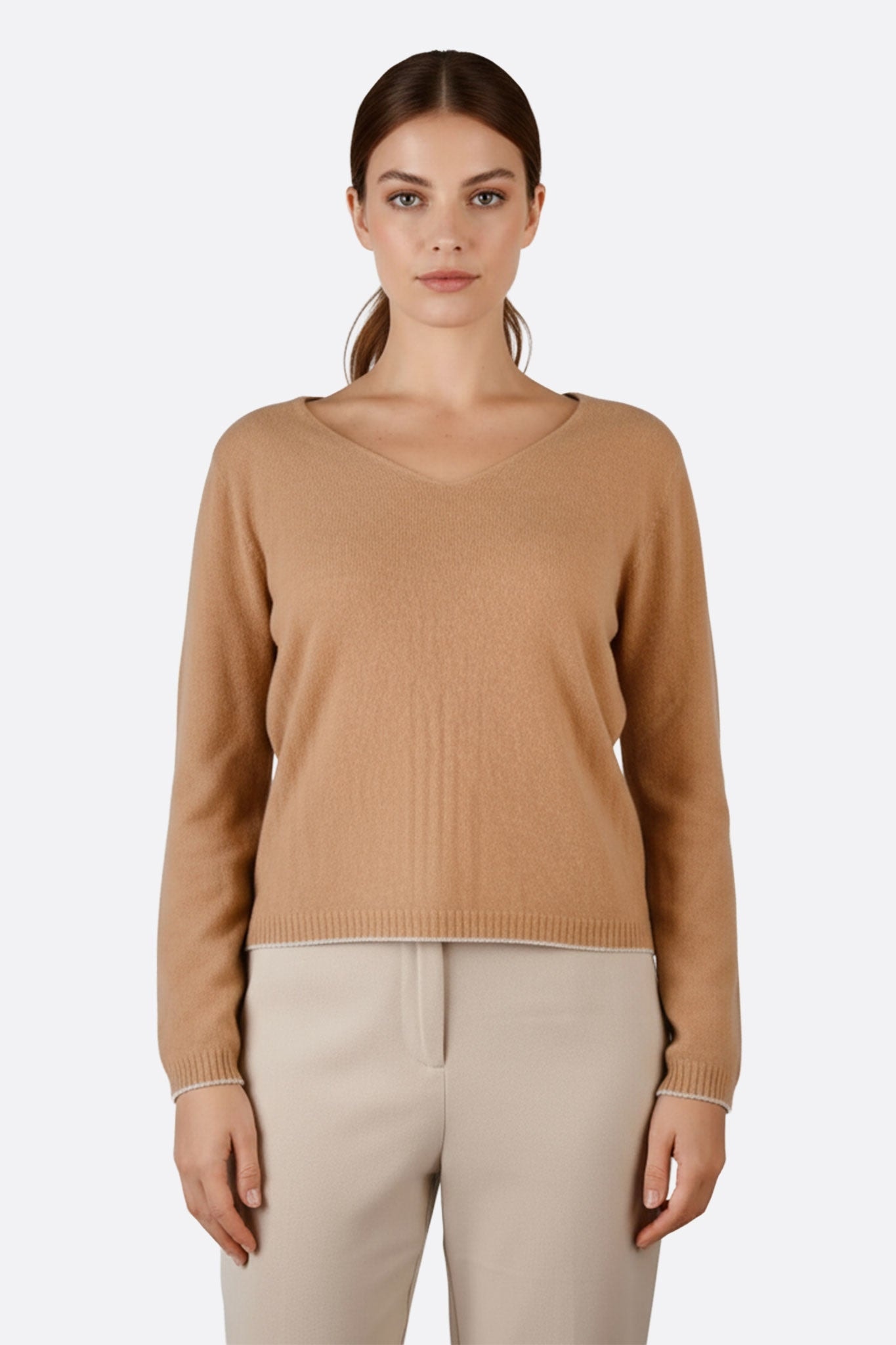 Pull chic beige en laine mérinos et cachemire, col V, avec finitions grises élégantes, parfait pour une soirée raffinée.