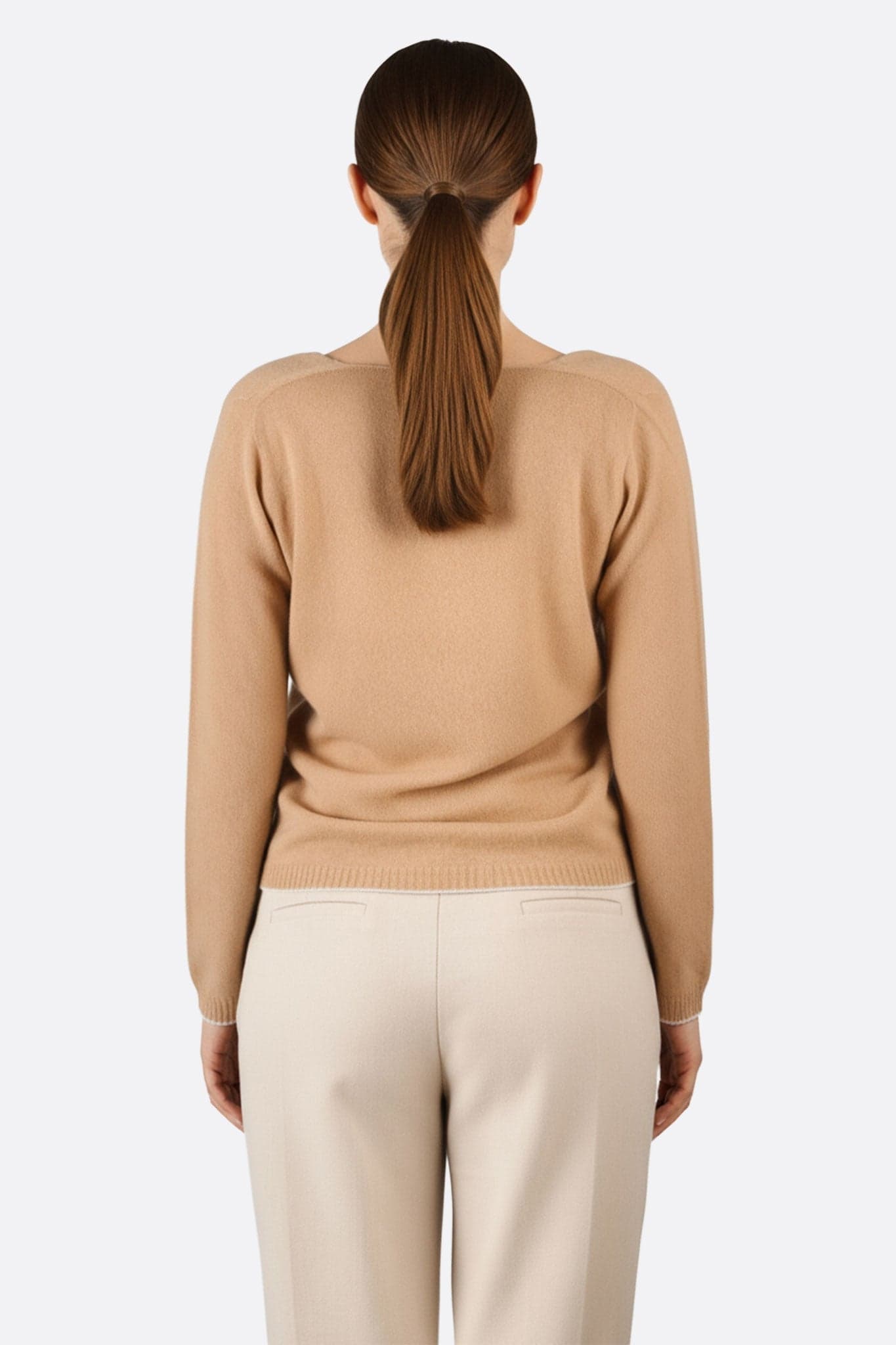 Pull beige en laine mérinos et cachemire, vue 3/4, soulignant son col V et ses élégantes finitions grises pour un style...