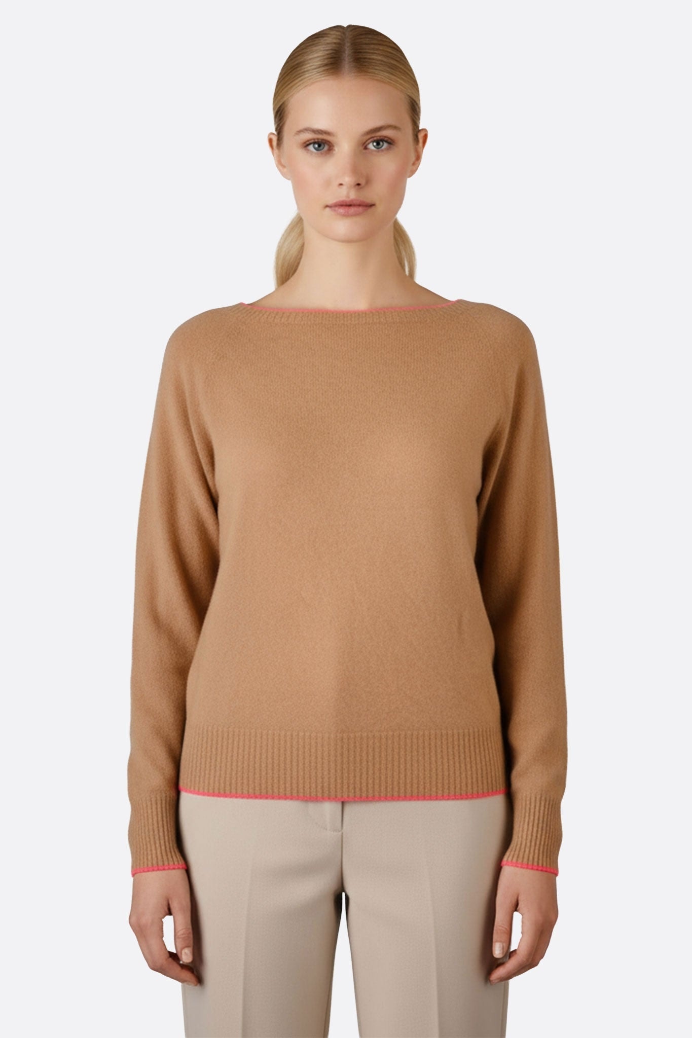 Maglione in lana merino cammello con bordi rosa fluo, perfetto per un look chic ed elegante in ogni occasione.