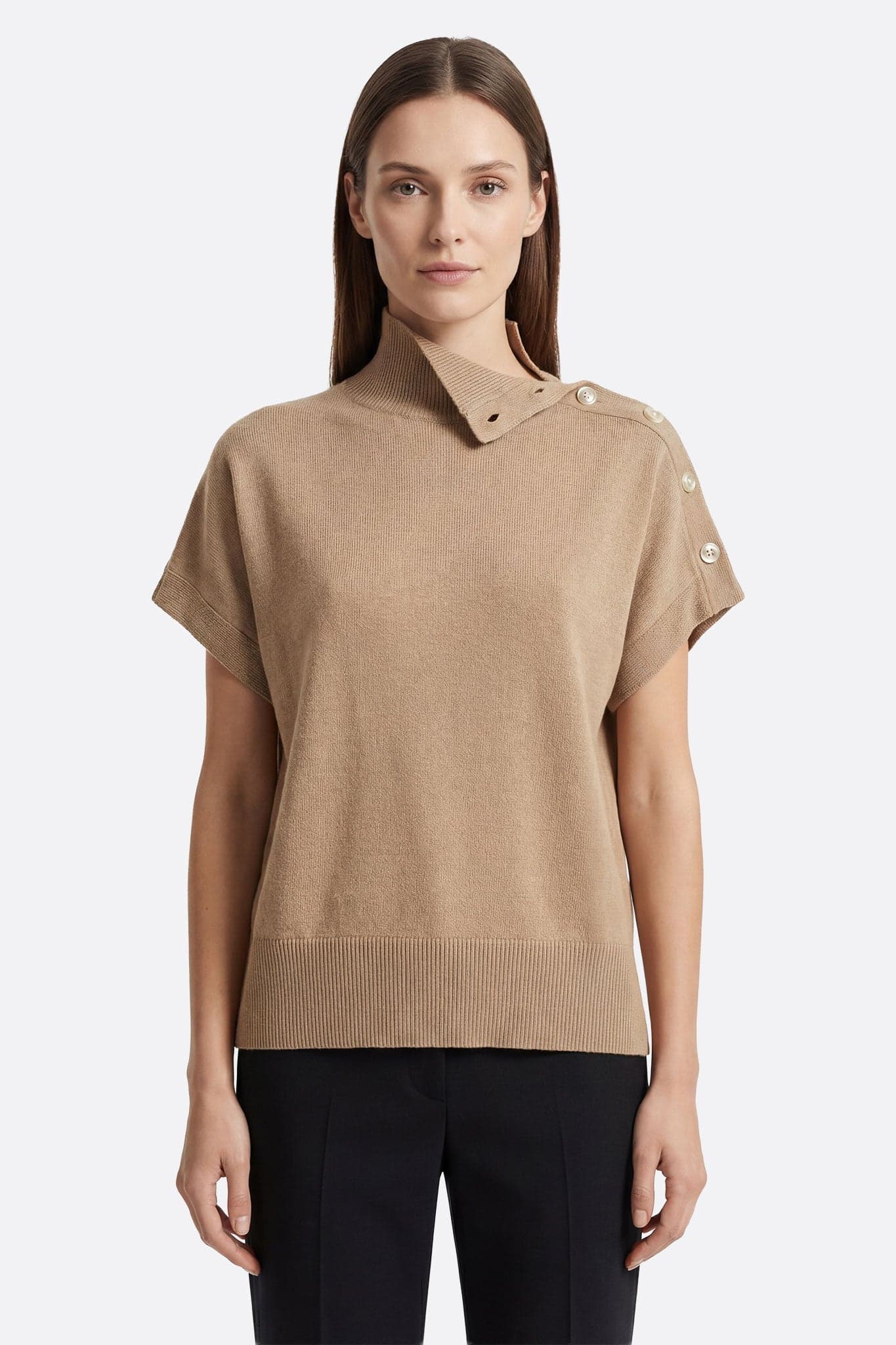 Oversized beige poncho sweater with buttoned stand-up collar, perfect for a chic and casual everyday look.