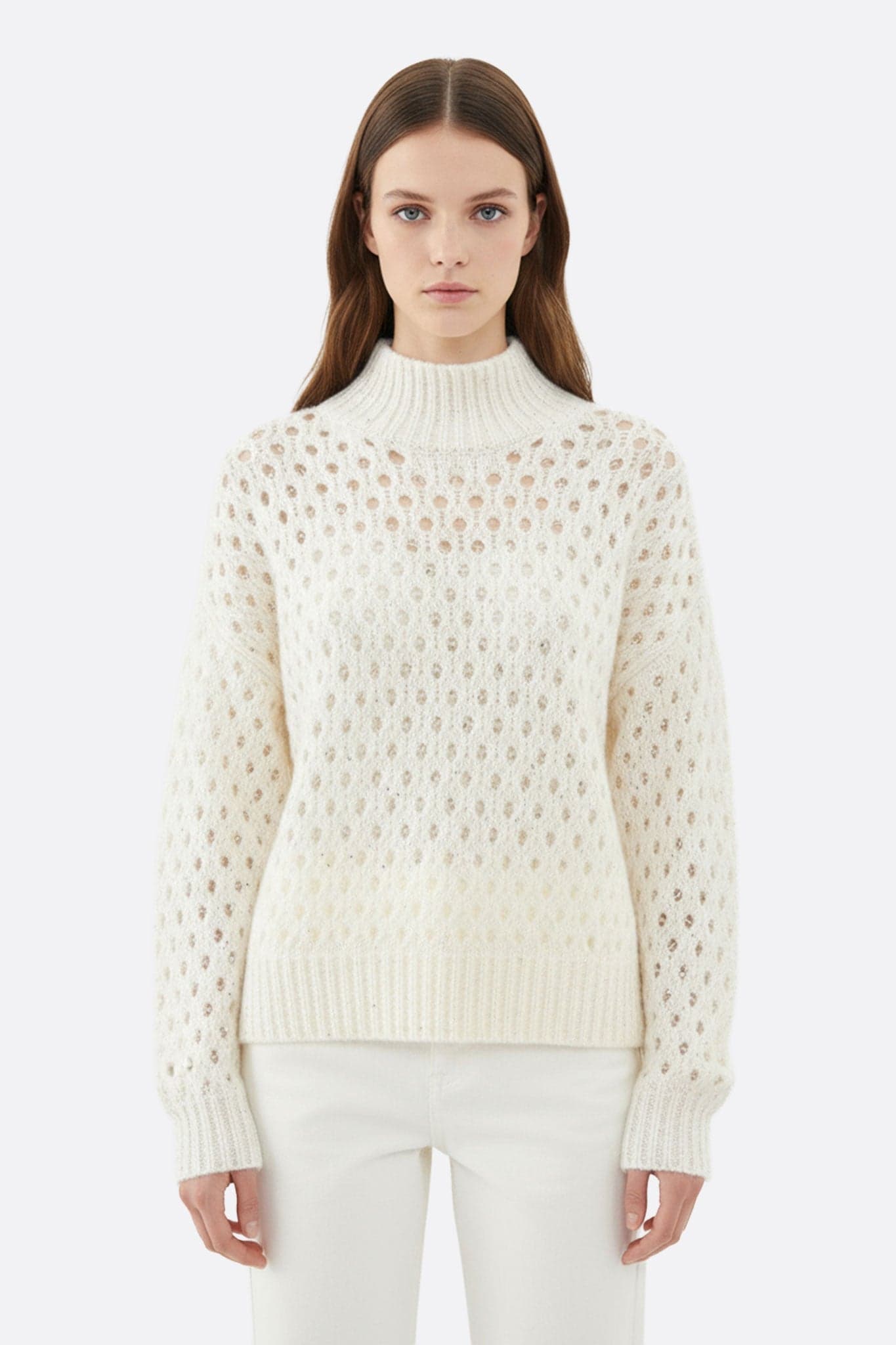 Vista frontal de un jersey blanco de cachemire con cuello alto y brillantes detalles de lentejuelas, ideal para ocasiones...