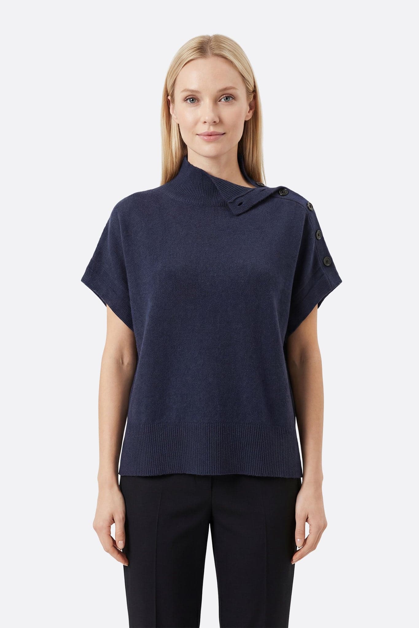 Navy blue poncho sweater with buttoned stand-up collar, elegant and comfortable for a chic everyday look.