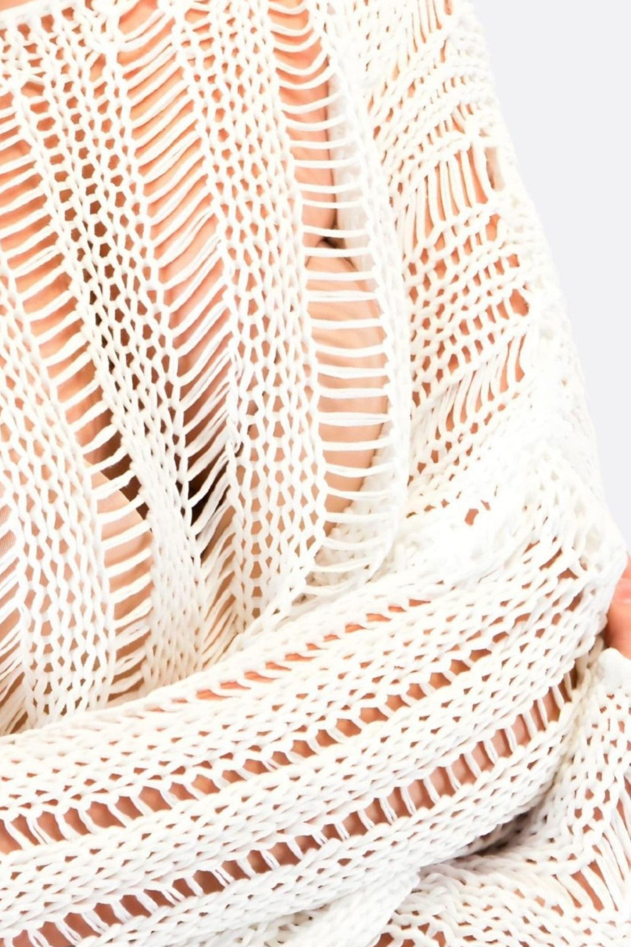 Weißer Pullover in Lochmuster, 3/4-Ansicht, eine elegante und leichte Wahl für einen lässigen und raffinierten Sommerlook.