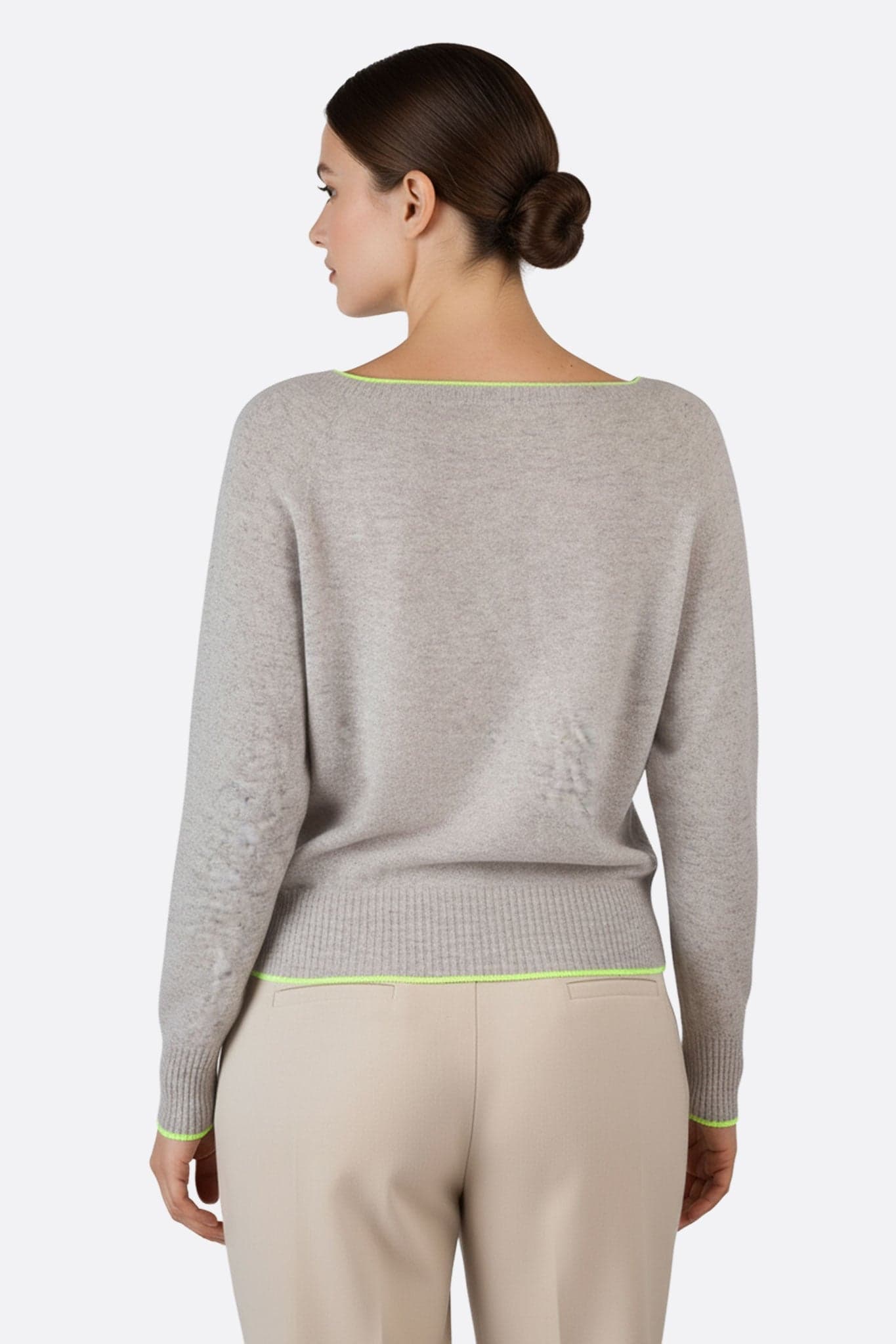 Pull 3/4 en laine mérinos et cachemire gris, avec accents fluo, idéal pour un look raffiné et contemporain au quotidien.