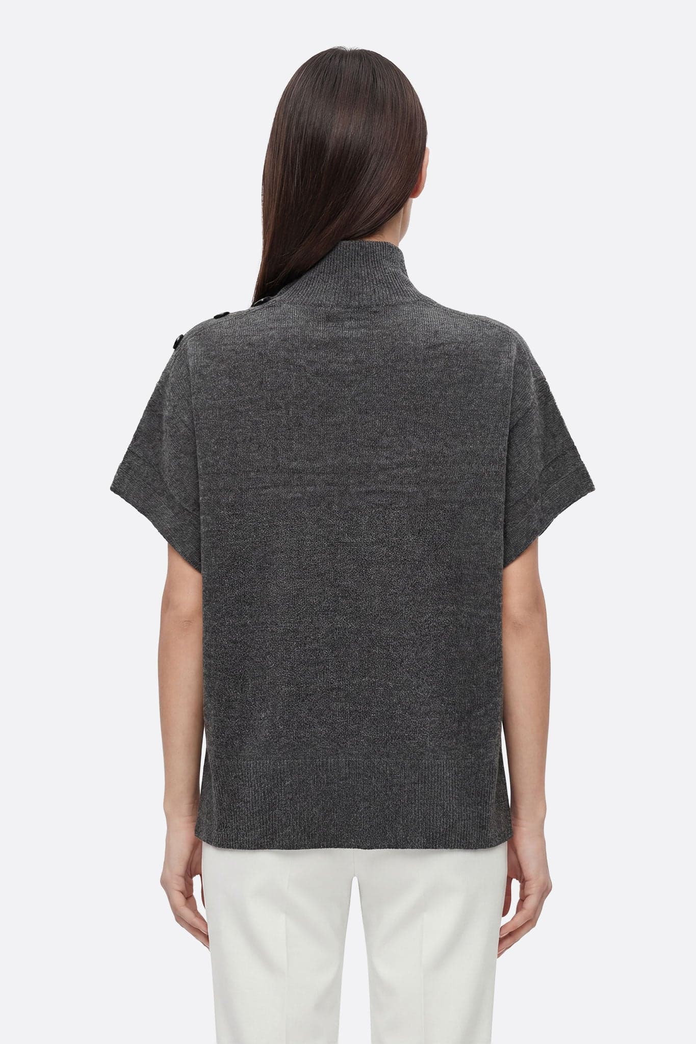 Dettagli dei lati con bottoni a pressione del poncho maglione grigio oversize, perfetto per un look raffinato e accogliente ogni giorno.