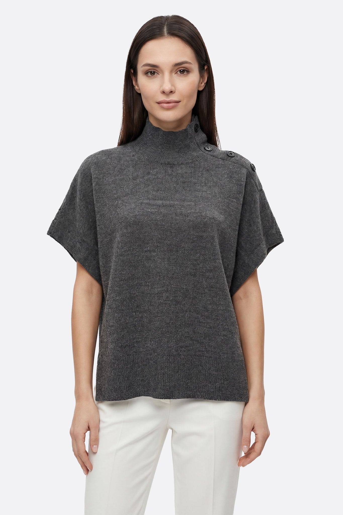 Poncho pull gris oversize à col montant boutonné, idéal pour une tenue chic et confortable en toute saison.