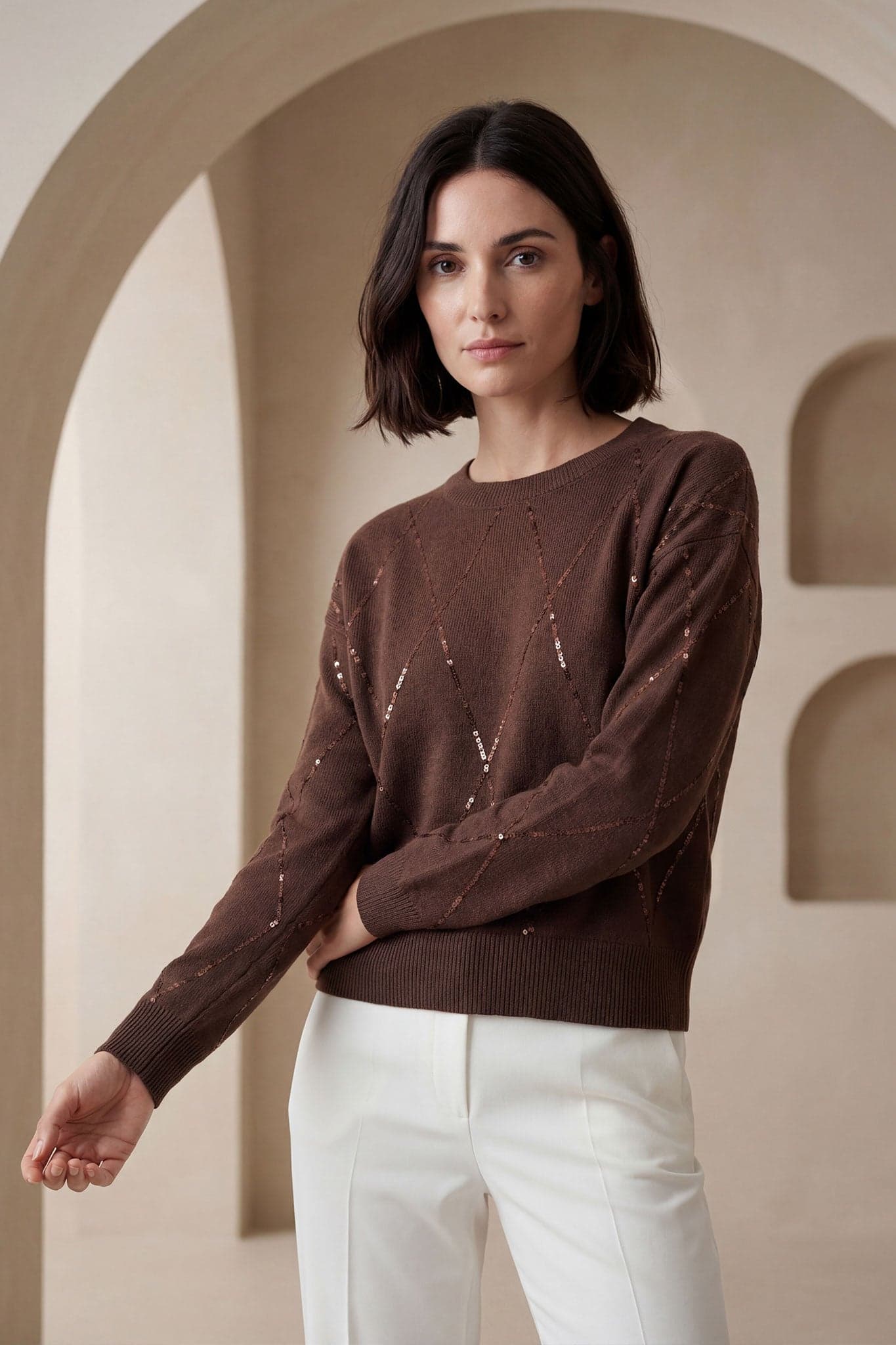 Brauner Pullover aus Wollmischung mit zarten funkelnden Details, ideal, um Ihrem Outfit eine elegante Note zu verleihen.