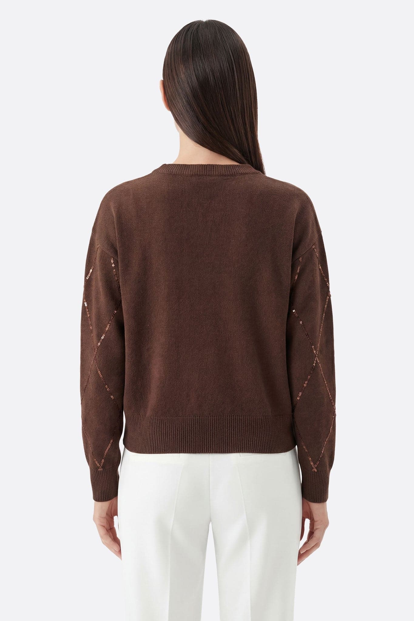 Detail des braunen Pullovers aus Wollmischung mit funkelnden Reflexen, perfekt für einen raffinierten Look bei herbstlichen Ausflügen.
