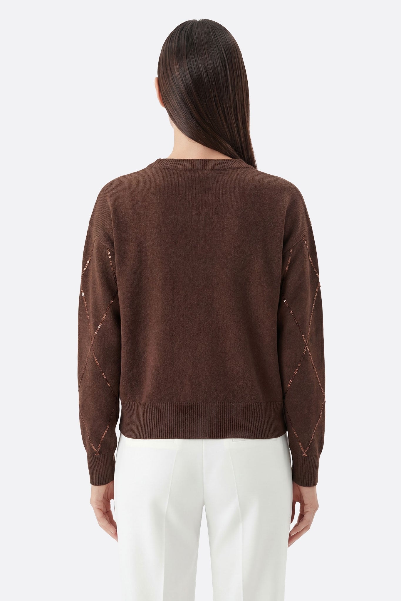 Dettaglio del maglione marrone in lana mista con riflessi scintillanti, perfetto per un look raffinato nelle uscite autunnali.