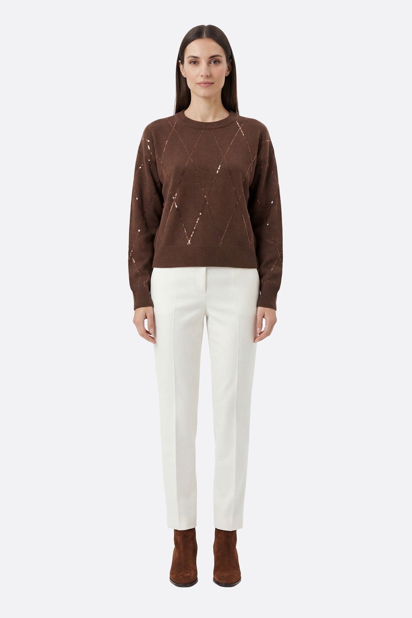 Detail eines braunen Pullovers aus Wollmischung, das glitzernde Pailletten für einen Hauch von Eleganz hervorhebt.