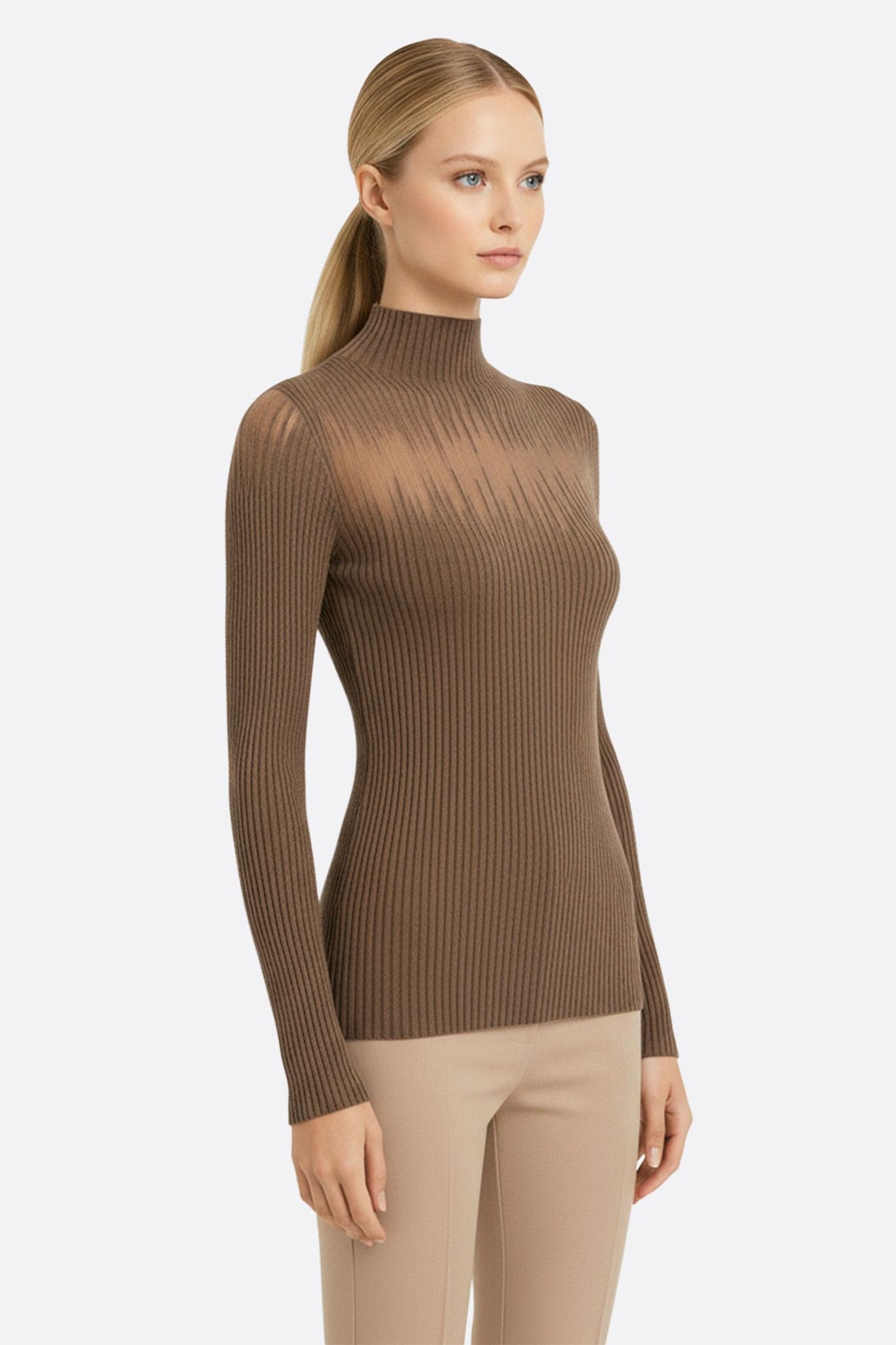 Nahaufnahme des feinen braunen Rippstrickpullovers, der die nackte transparente Passe für einen modernen Stil betont.