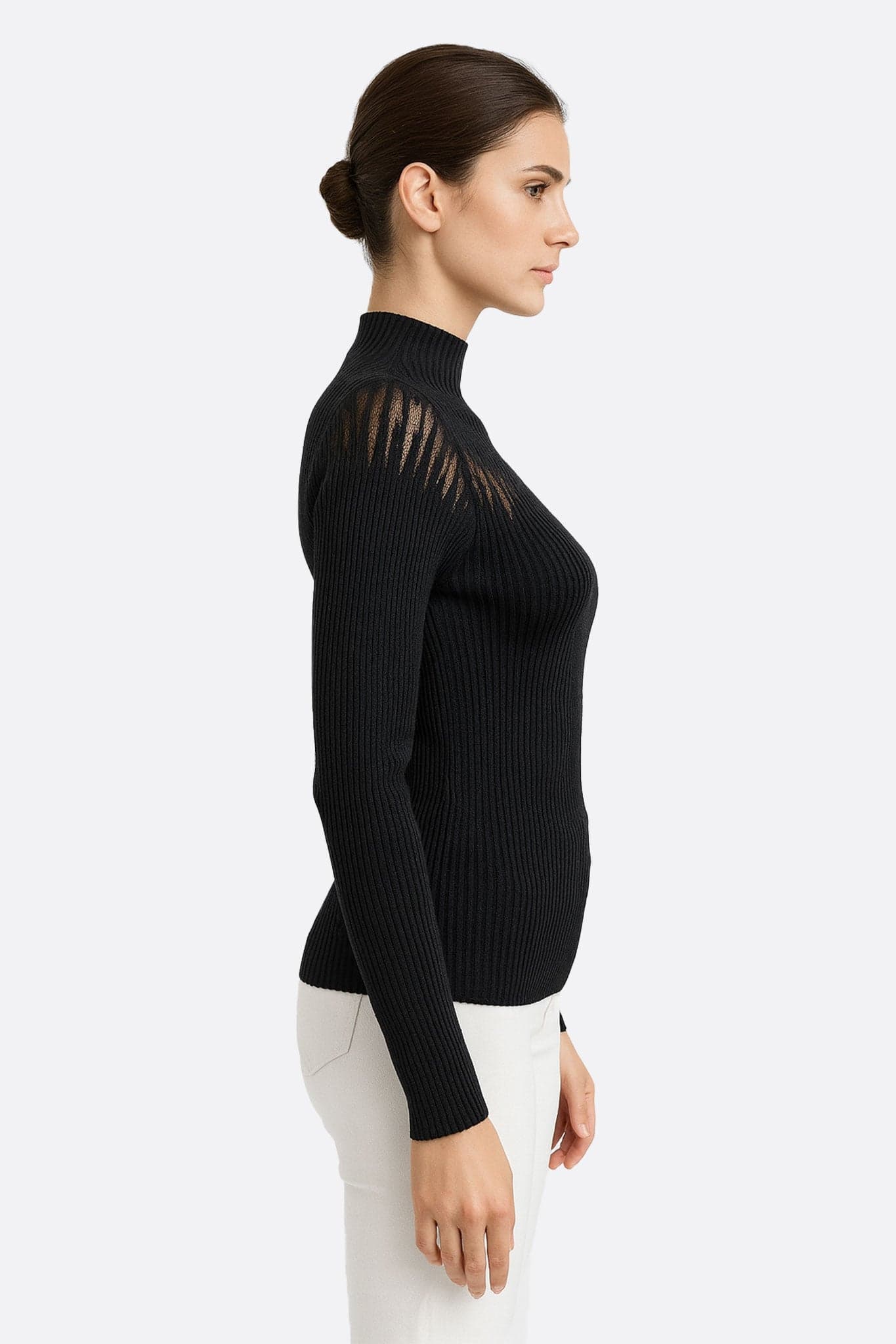 Feiner schwarzer Pullover mit langen Ärmeln, der einen transparenten Nude-Einsatz betont, ideal für einen raffinierten Alltagslook.