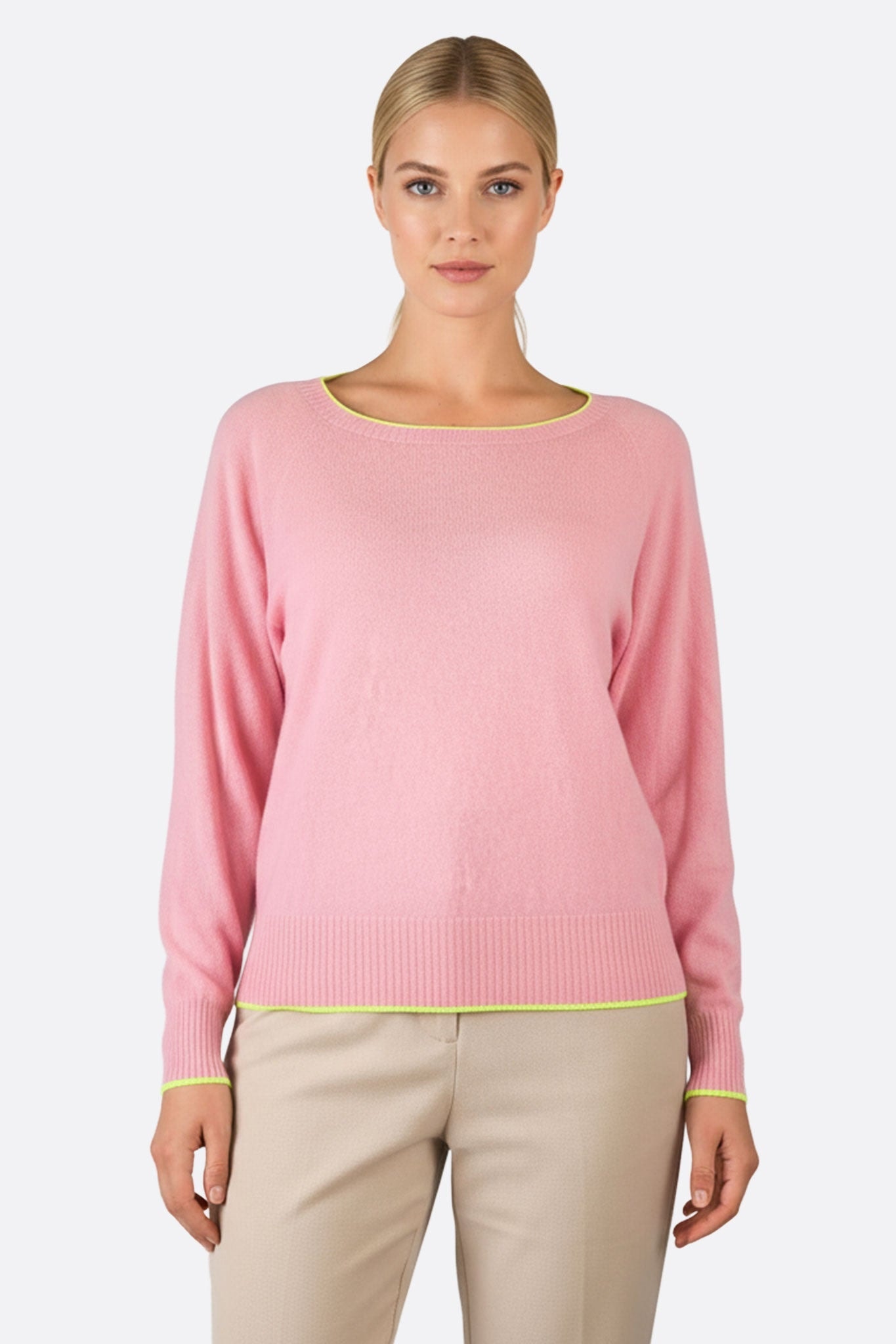 Pullover rosa chic in lana merino e cashmere, con dettagli giallo fluo, perfetto per una serata elegante.
