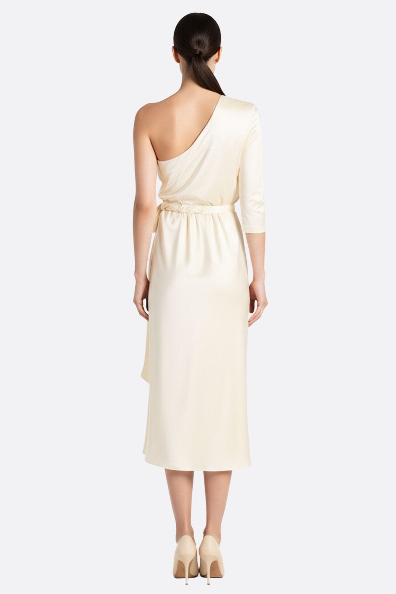 Raffiniertes asymmetrisches Kleid in ecru Satin, elegant drapiert, fängt das Licht aus einem delikaten und modernen Winkel ein.