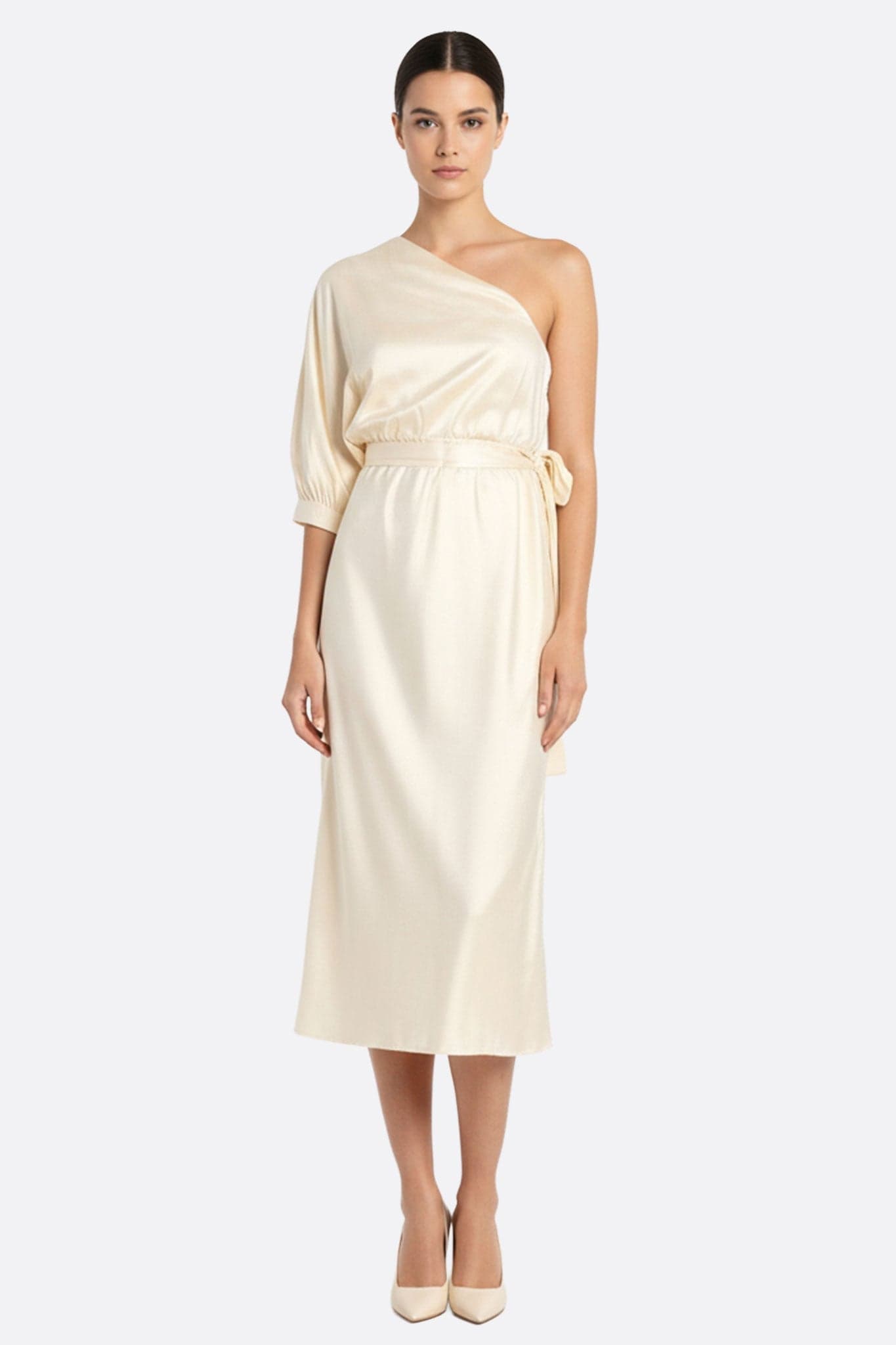 Drapiertes Kleid in ecru Satin, elegante asymmetrische Silhouette, ideal für einen eleganten Abend oder ein raffiniertes Ereignis.