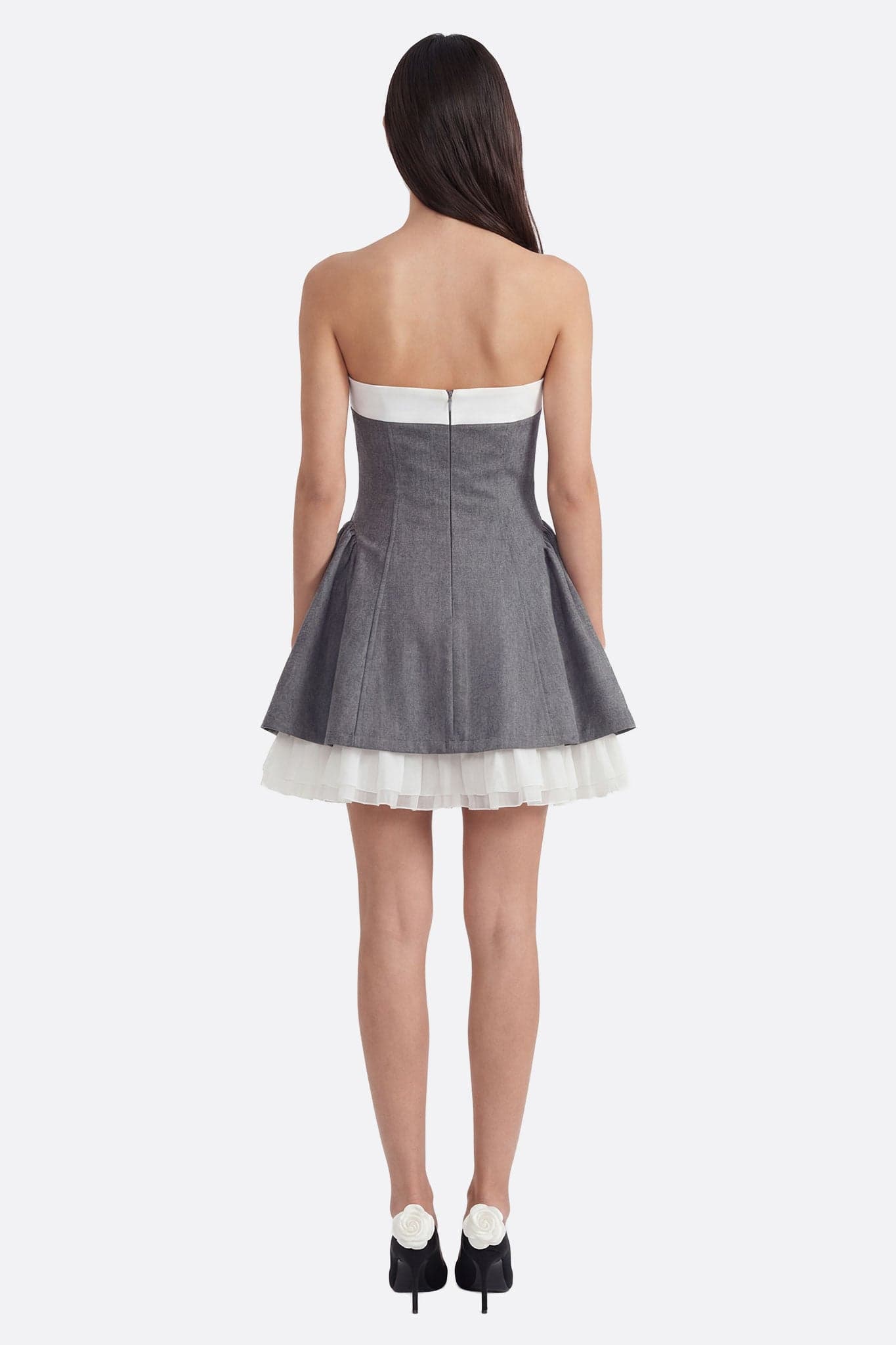 Robe courte bustier grise à nœud blanc portée de dos, jupe évasée et doublure blanche en tulle