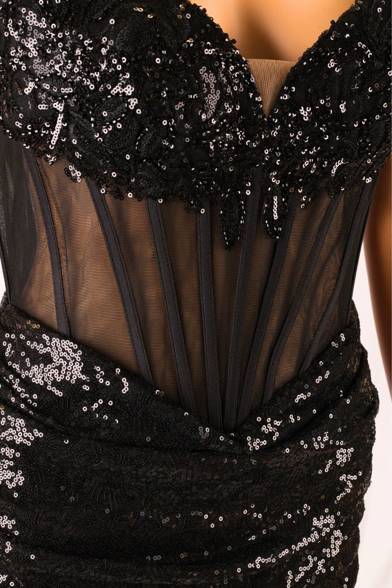 Retro dell'abito nero bustier con sequin e tulle strutturato, che ne evidenzia la texture raffinata e l'aspetto accattivante...