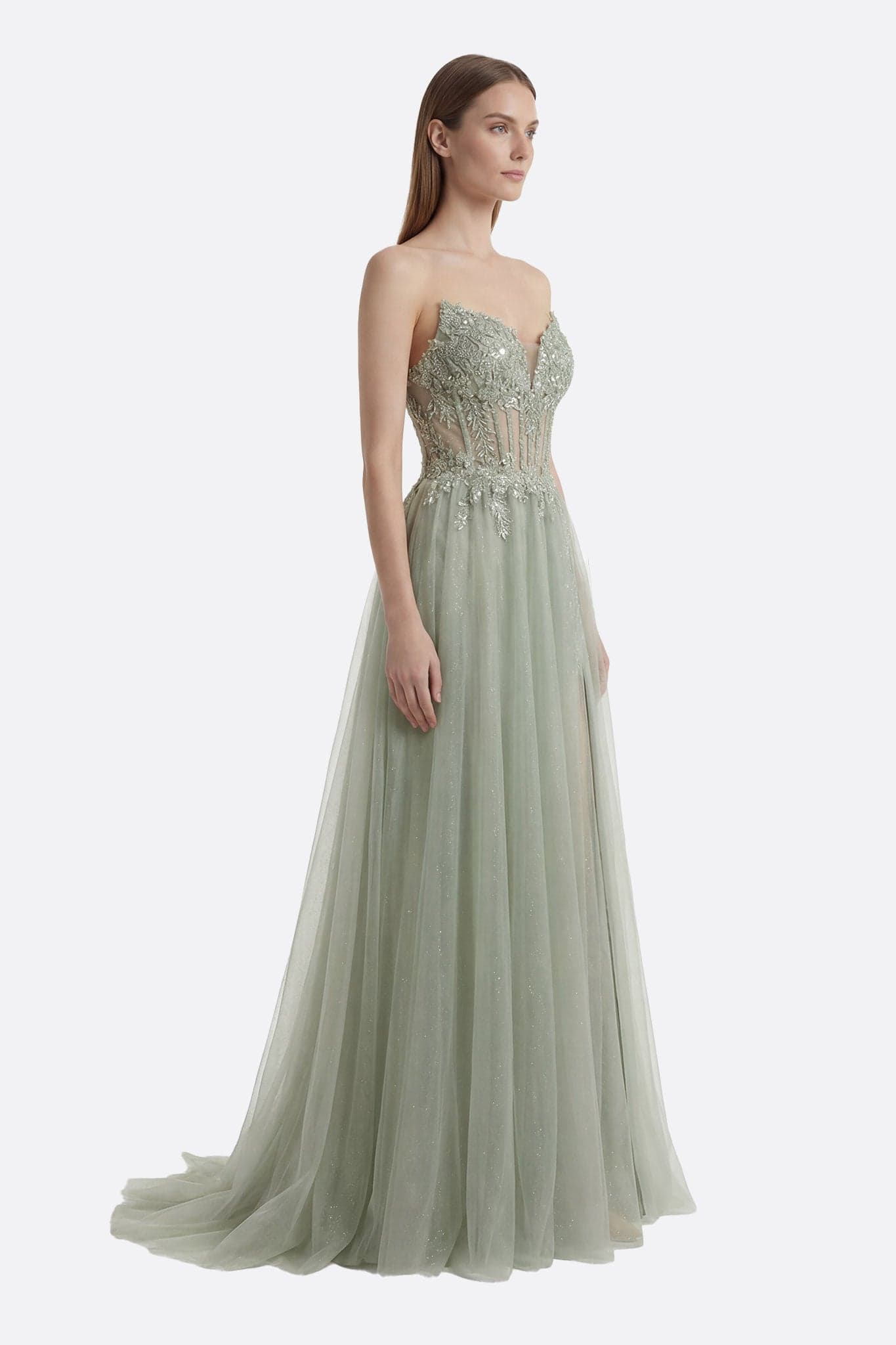 Profil élégant de la robe de soirée longue vert sauge avec décolleté plongeant et jupe en tulle fendue pour un style...