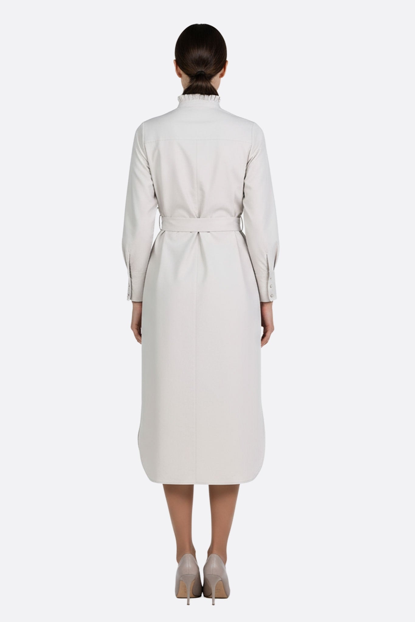 Abito camicia grigio a maniche lunghe, cintura delicata, vista alternativa che mette in risalto il suo elegante colletto arricciato.