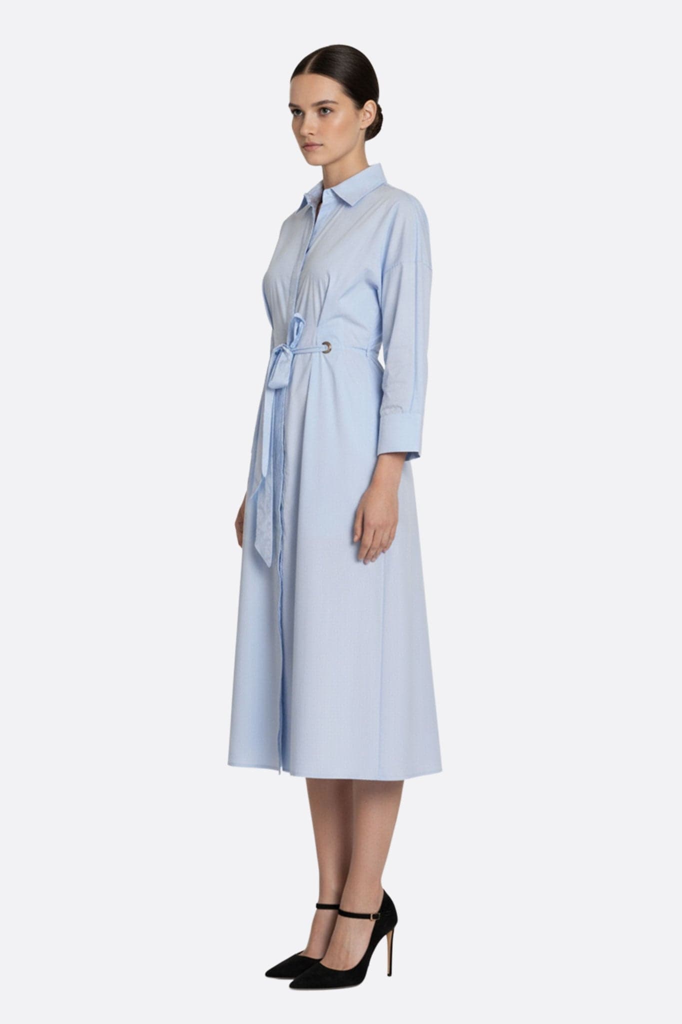 Detail des fließenden Schnitts des blauen Hemdblusenkleides, ideal für einen eleganten Alltagslook oder raffinierte Veranstaltungen.