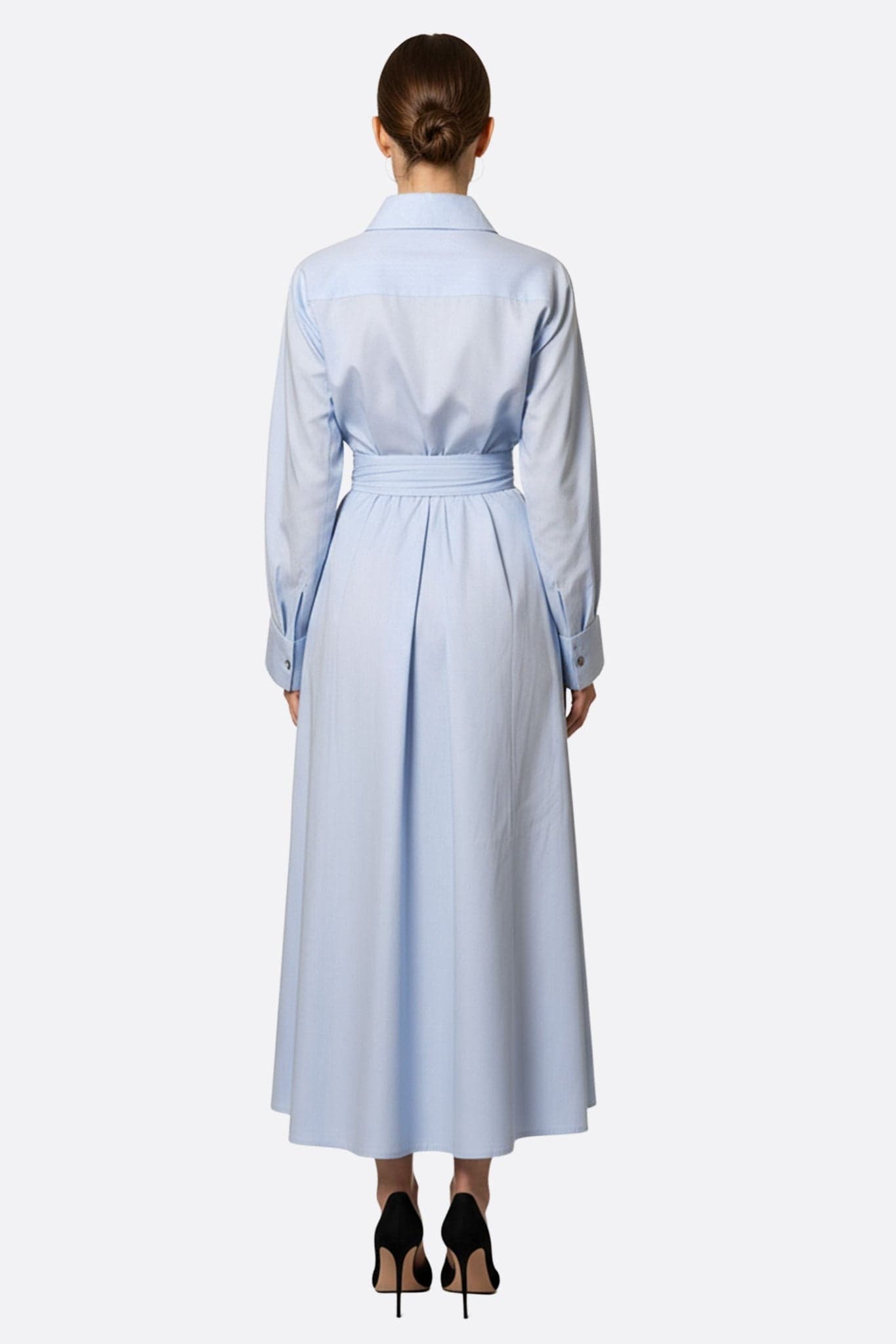 Langes marineblaues Hemdblusenkleid mit fließendem Schnitt, das einen schicken Stil für legere oder formelle Anlässe bietet.