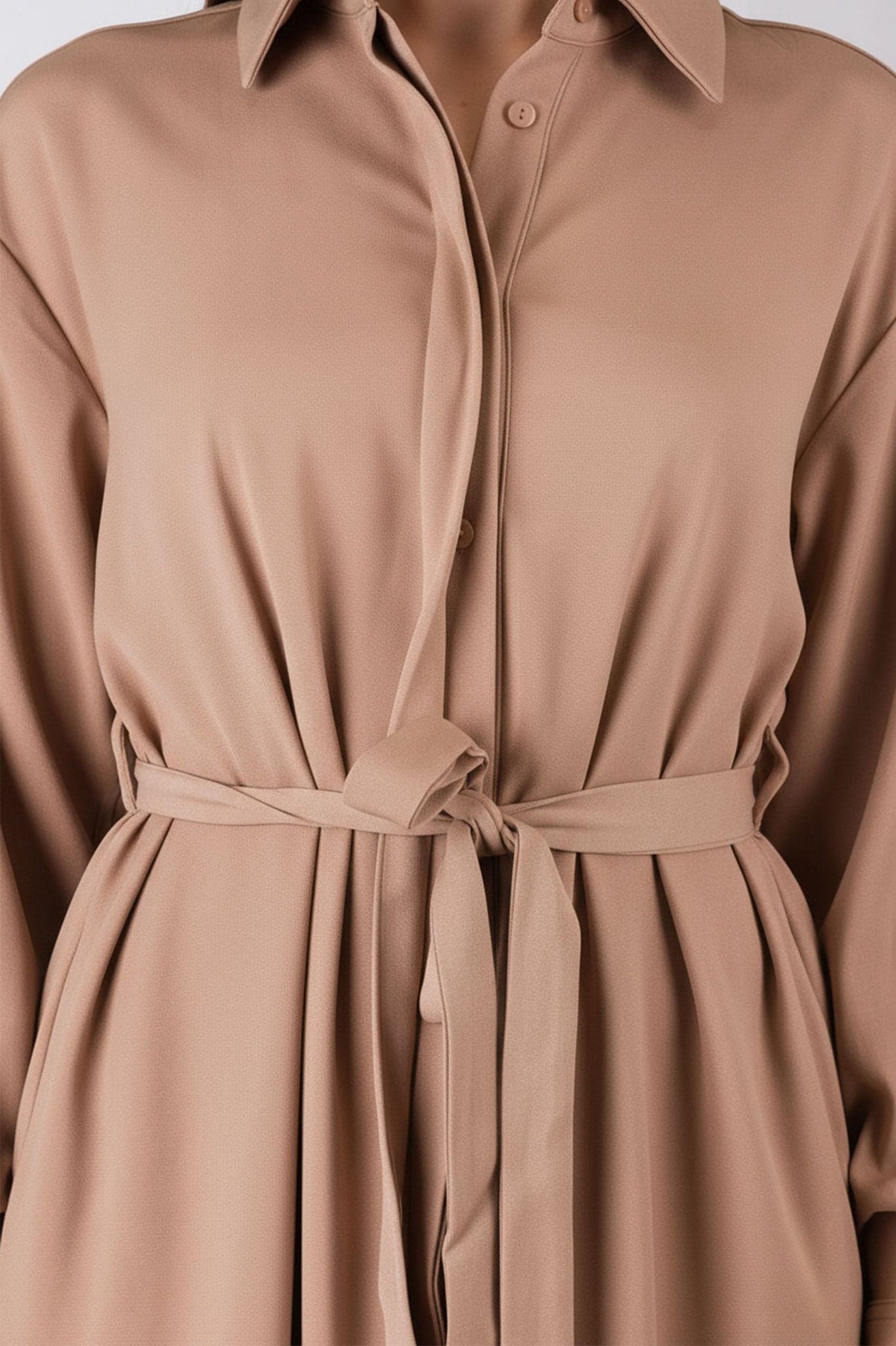 Dettaglio alternativo dell'abito camicia cammello, cintura in vita, che offre una silhouette raffinata ed elegante