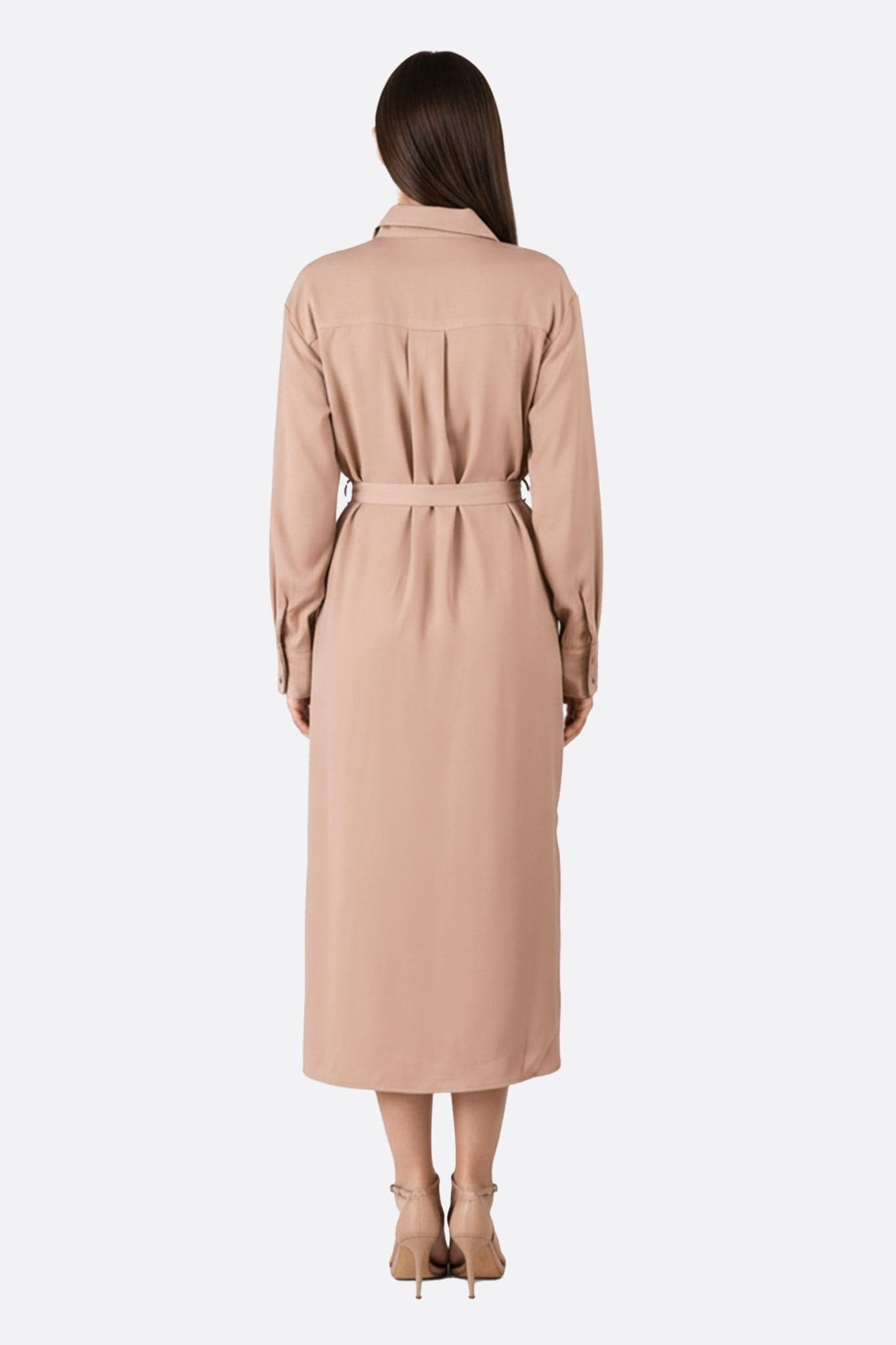 Abito camicia lungo cammello, valorizzato da una cintura, per uno stile moderno ed elegante in ogni occasione