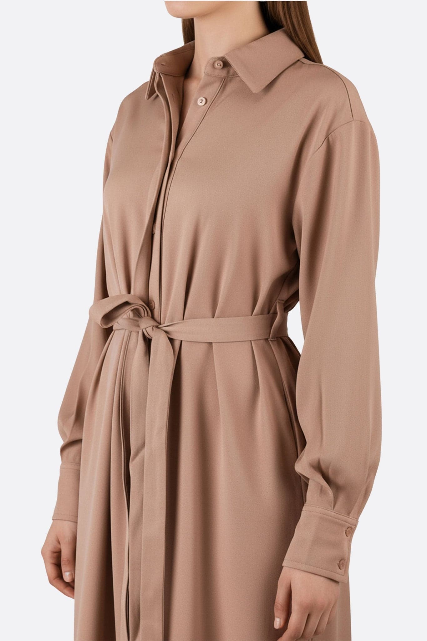 Abito camicia lungo cammello con cintura, vista alternativa che mette in risalto il taglio fluido e l'eleganza senza tempo