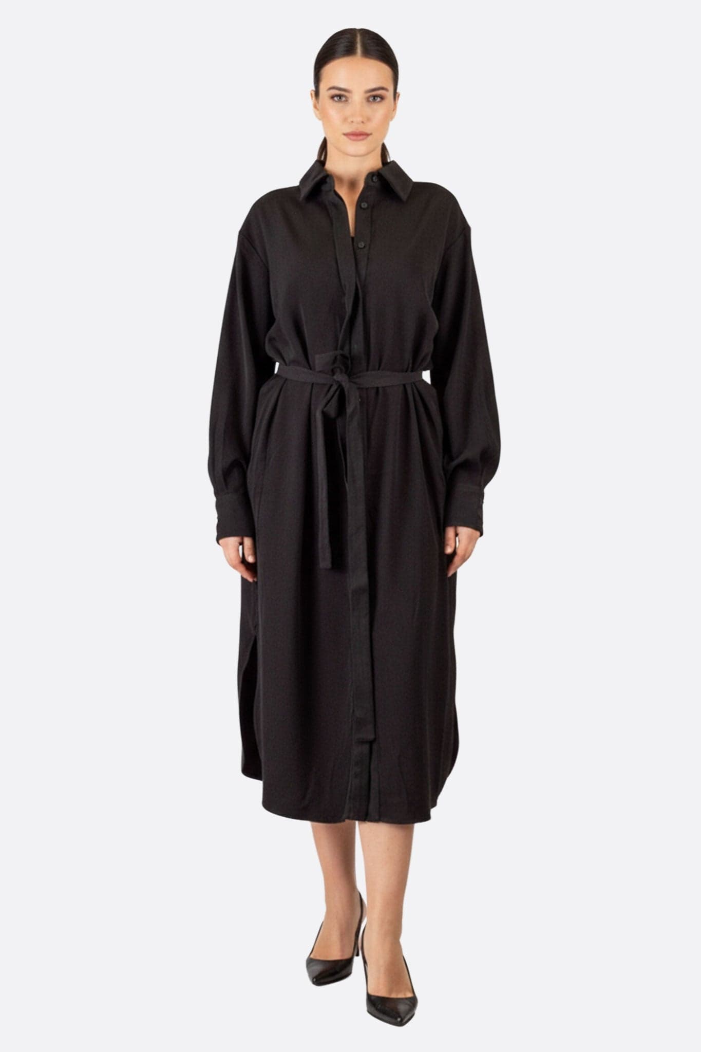Schwarzes fließendes Hemdkleid mit Knöpfen, elegante Silhouette, perfekt für einen schicken Abend oder einen raffinierten lässigen Look.