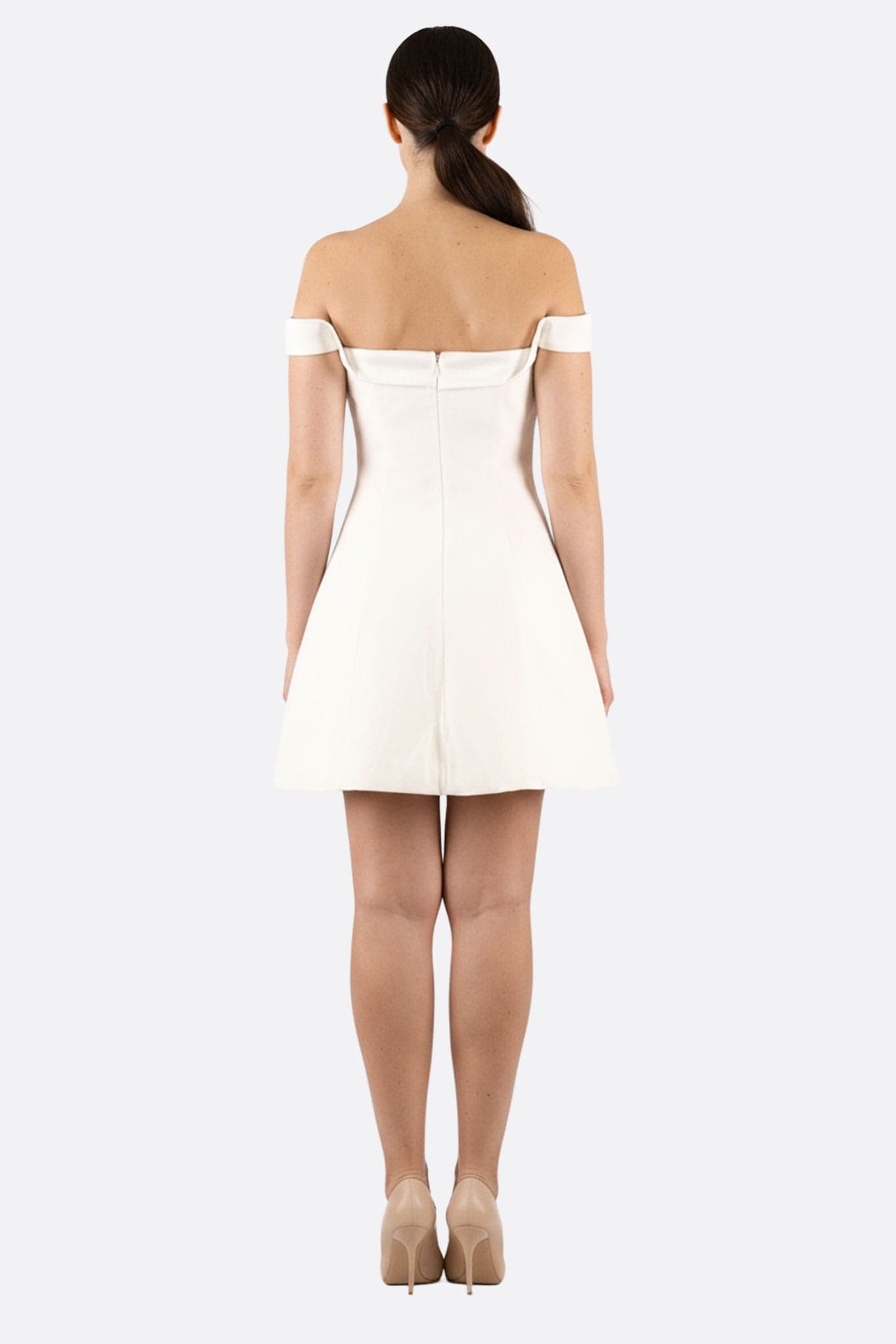 Détail captivant de la robe bustier ivoire, présentant les épaules dénudées et la coupe trapèze, parfaite pour un...