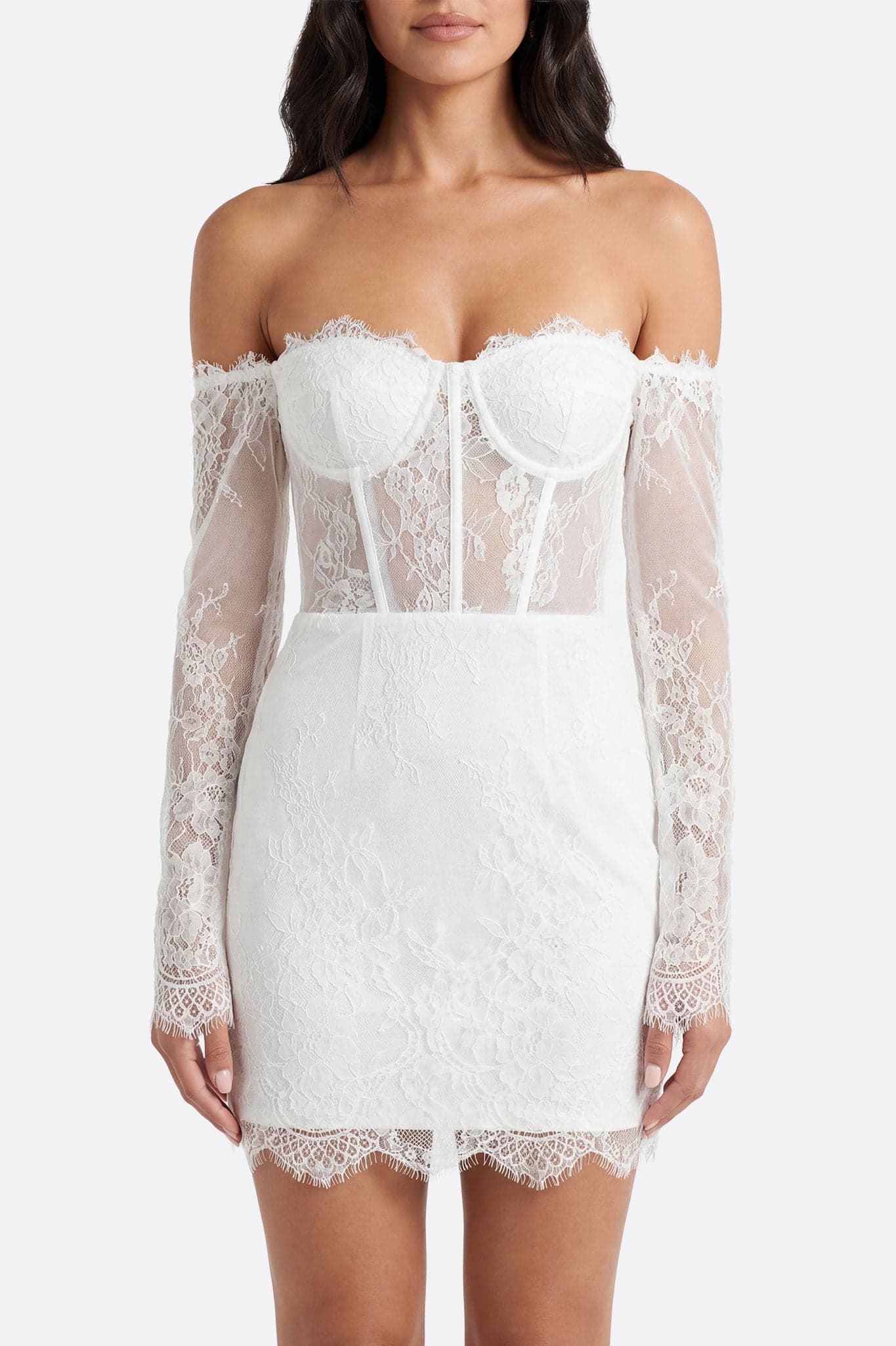 Close-up of the Aurelia dress, delicate white lace and bare shoulders, ideal for formal and elegant occasions.