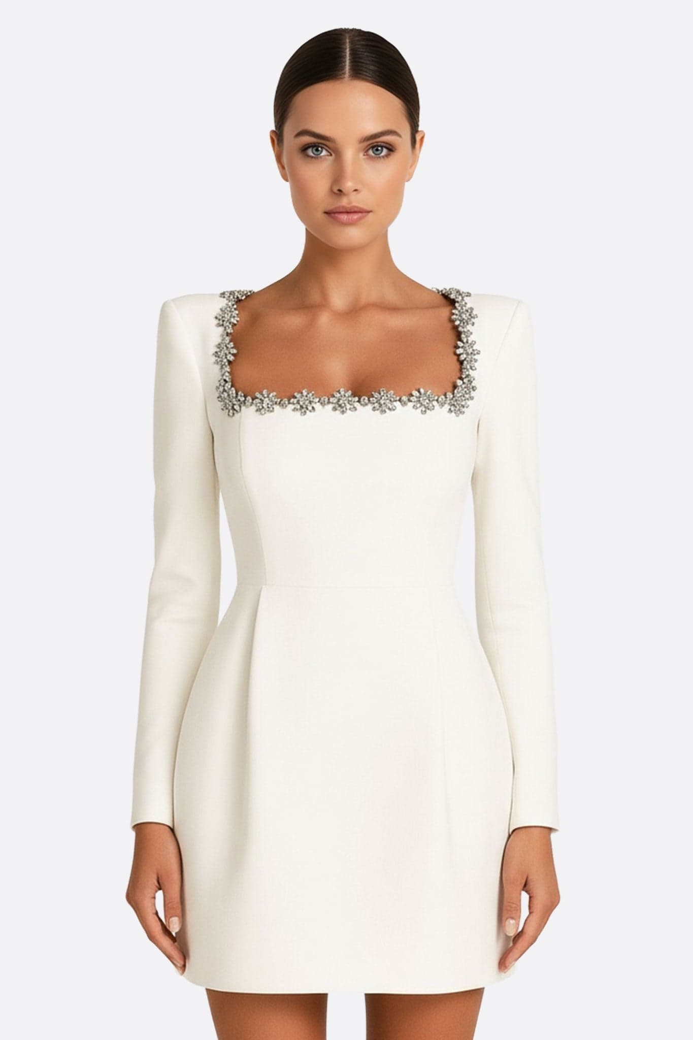 Robe courte en crêpe blanche ornée de bijoux, élégante et raffinée, idéale pour des événements chics.
