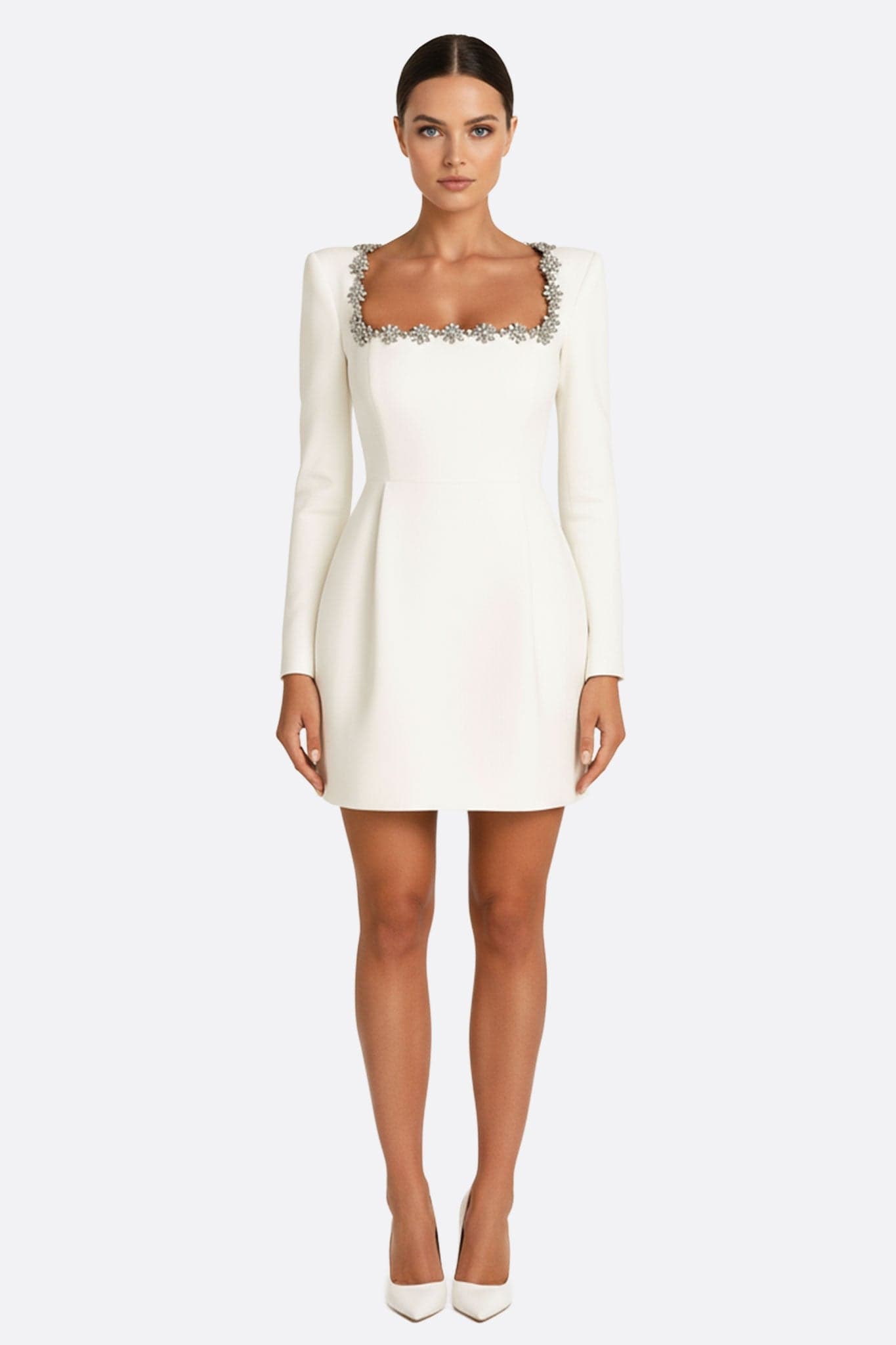Kurzes weißes Crêpe-Kleid, alternative Ansicht mit Betonung der Schmuckdetails, perfekt für einen eleganten Abend