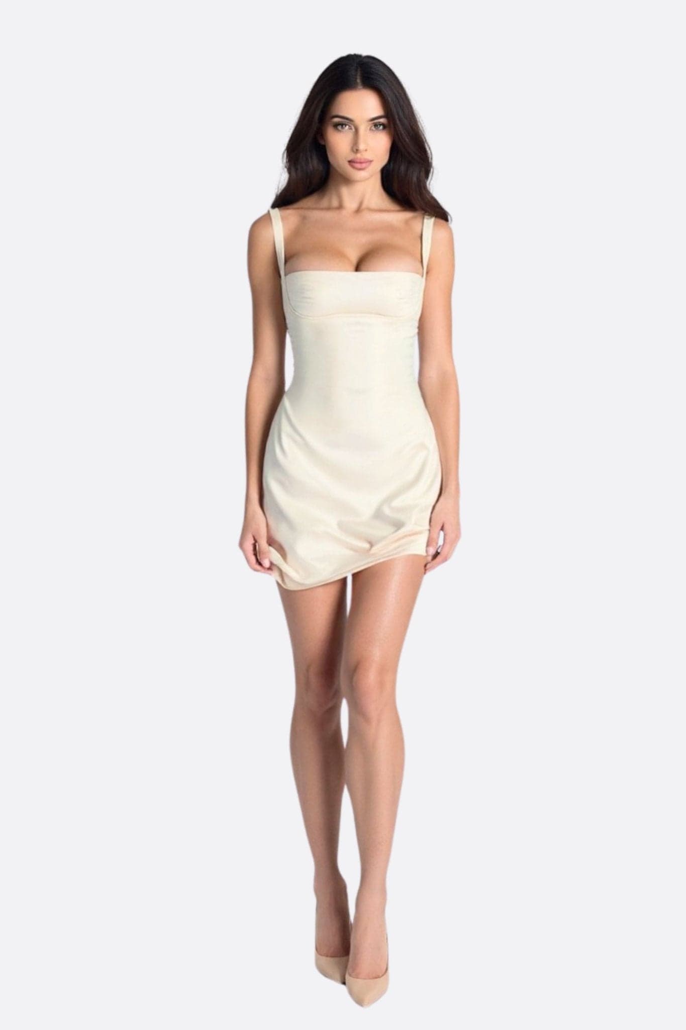 Elegantes Kleid aus Elfenbein-Satin, kurz mit feinen Trägern, perfekt für einen schicken Abend oder einen edlen Anlass.
