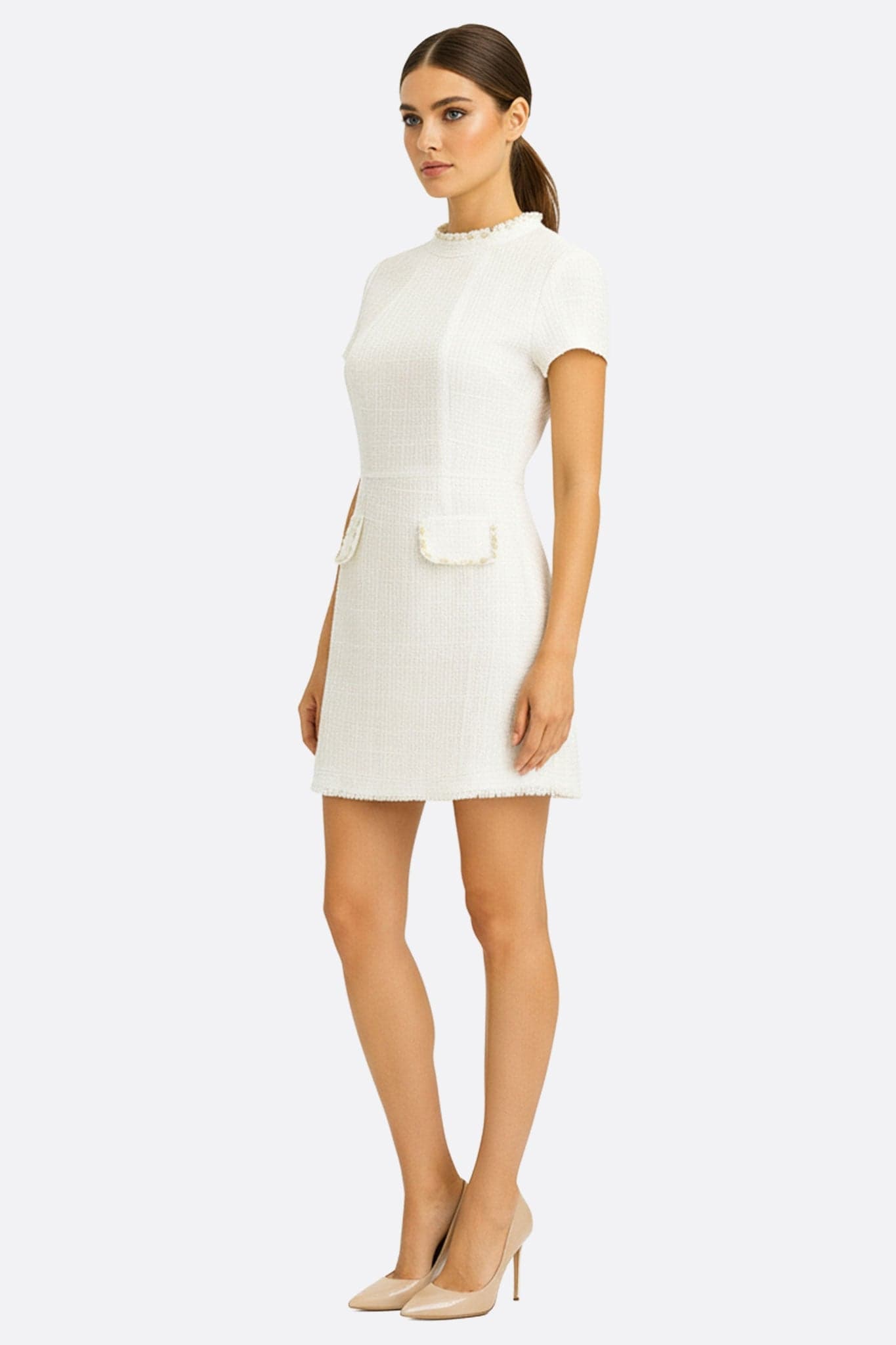 Robe courte en tweed ivoire avec un élégant col perlé doré, vue alternative mettant en avant son chic intemporel.