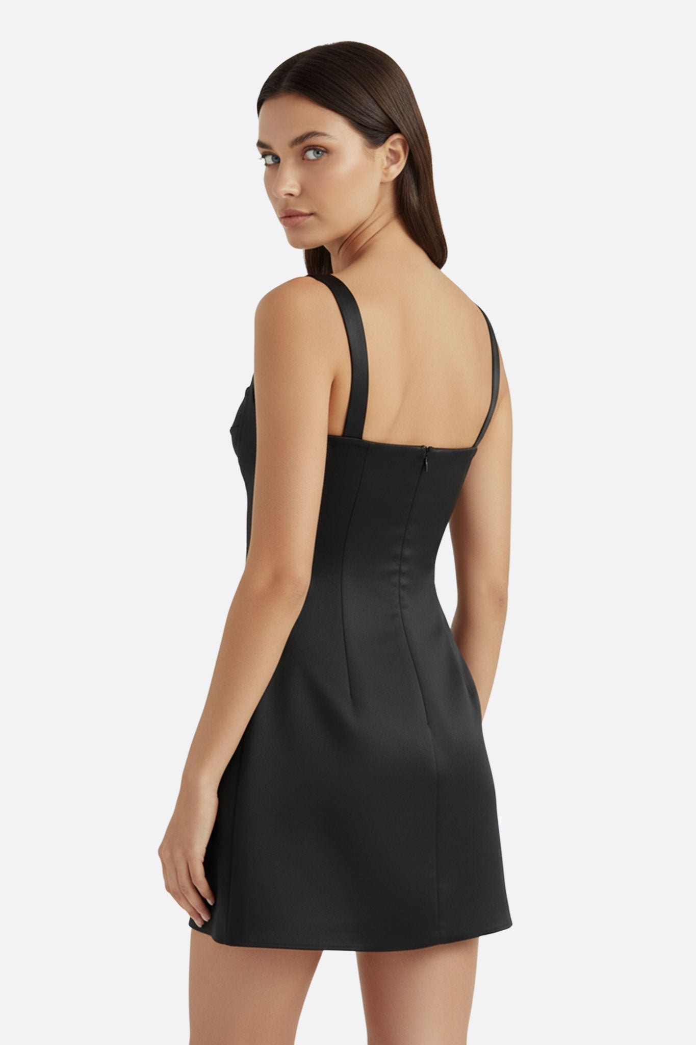 Robe courte noire à bretelles délicates, mettant en valeur une silhouette élégante pour des événements glamour ou quotidiens.