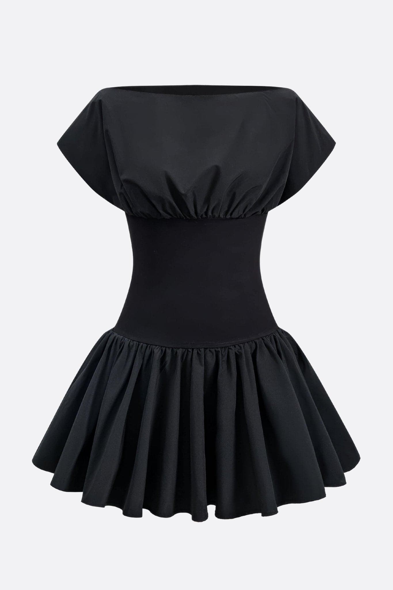 Détail de la robe courte noire à taille froncée, mettant en avant son buste blousant et une texture moderne et raffinée.