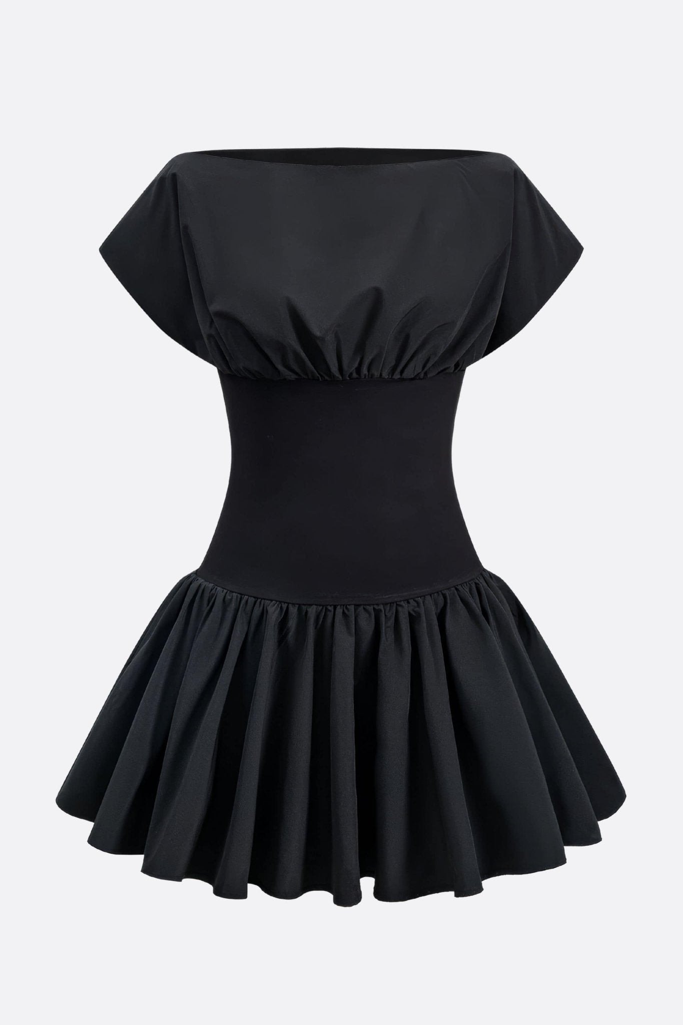 Détail de la robe courte noire à taille froncée, mettant en avant son buste blousant et une texture moderne et raffinée.