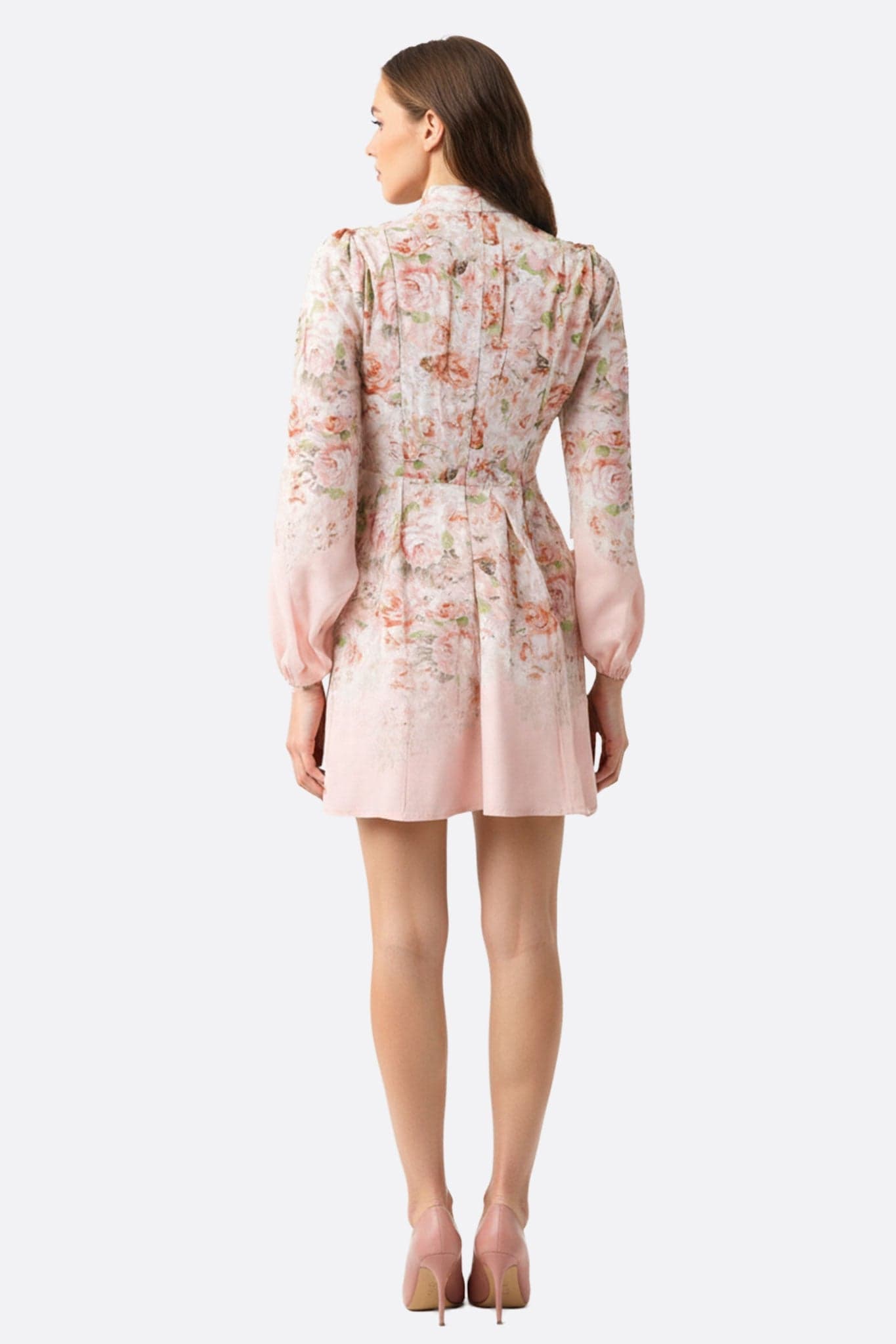 Rosafarbenes Kleid mit floralen Motiven, 3/4-Ansicht, mit Betonung der Puffärmel und des Stehkragens, ideal für einen Abend...