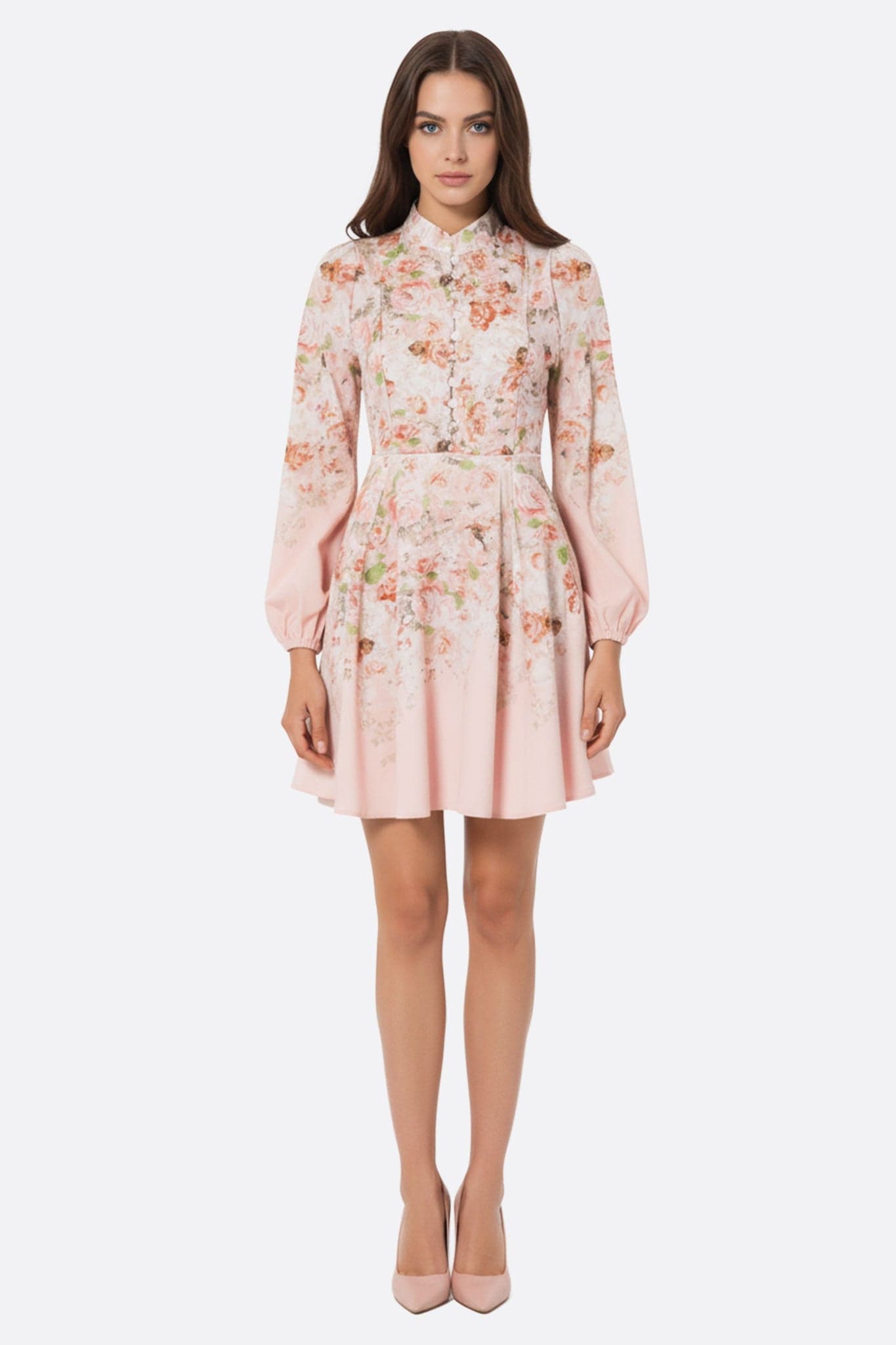 Kurzes rosafarbenes Kleid mit floralem Muster und Puffärmeln, perfekt für einen sonnigen Tag oder ein elegantes Brunchen.