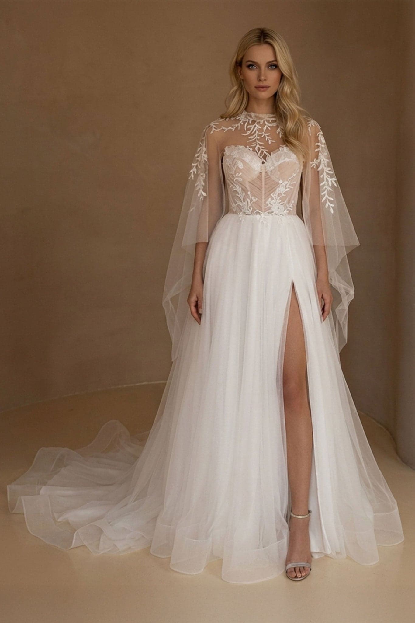 Raffiniertes Detail des Alena Brautkleides, betont das Bustier aus weißem Tüll und den Überwurf für eine elegante Hochzeit.