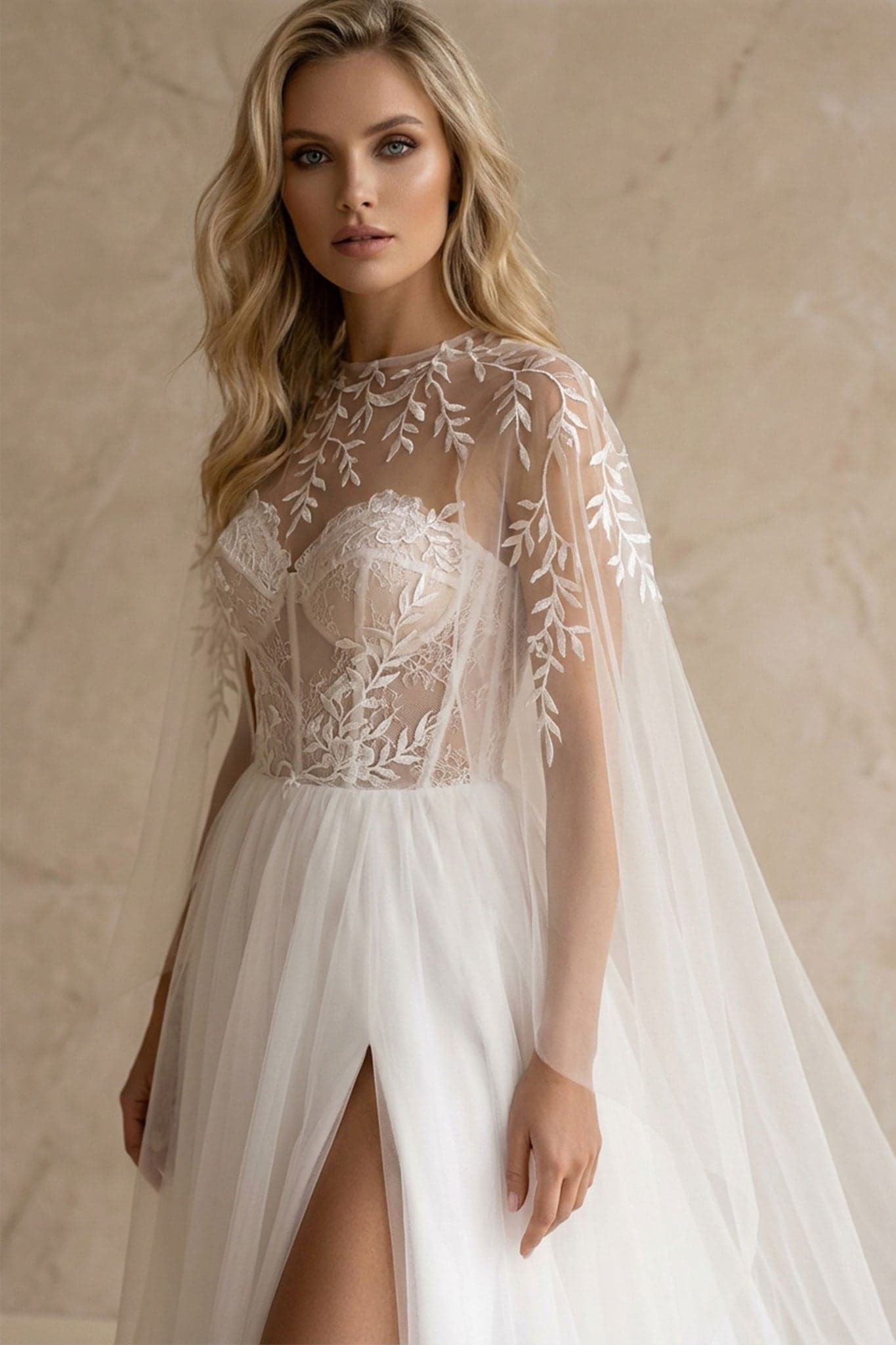 Elegantes Bustier aus weißem Tüll und Überwurf des Alena Brautkleides, ideal für eine schicke und zeitlose Hochzeit.