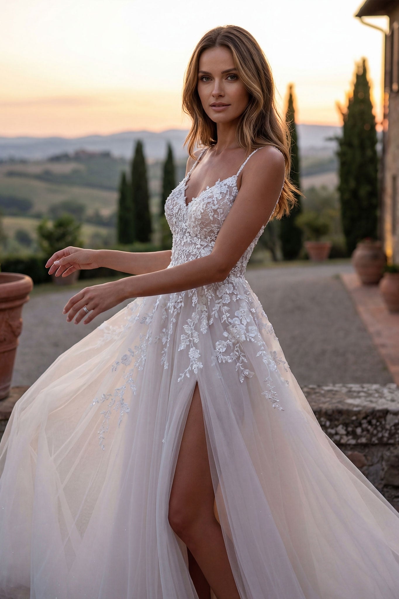 Vestido de novia fluido con tirantes de tul bordado - Misciano