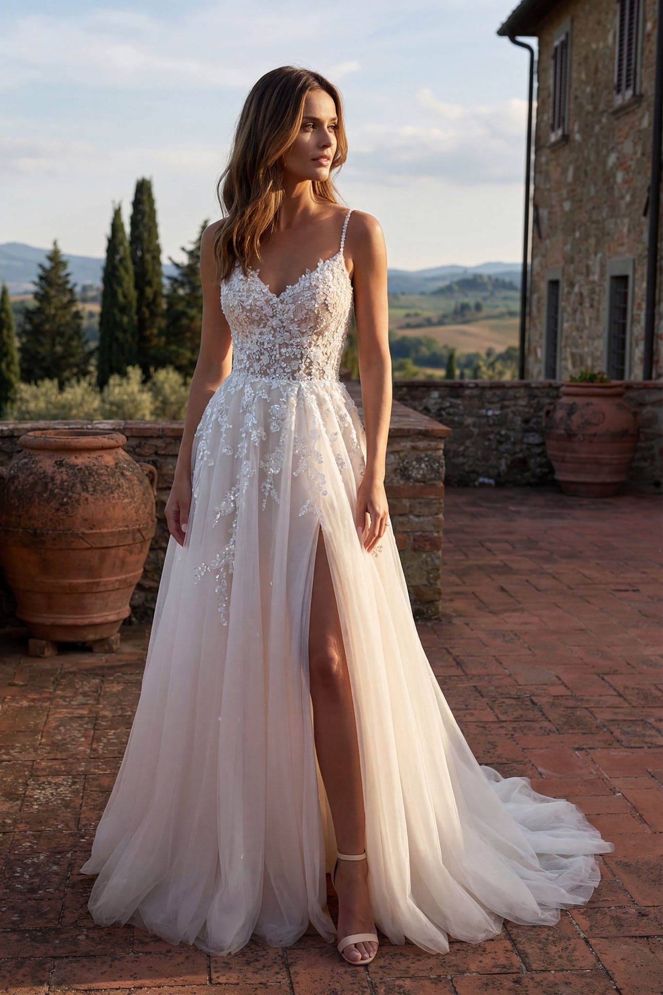 Fließendes Brautkleid mit bestickten Tüllträgern - Misciano