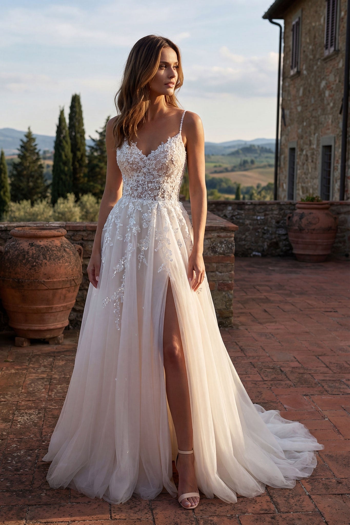Vestido de novia fluido con tirantes de tul bordado - Misciano